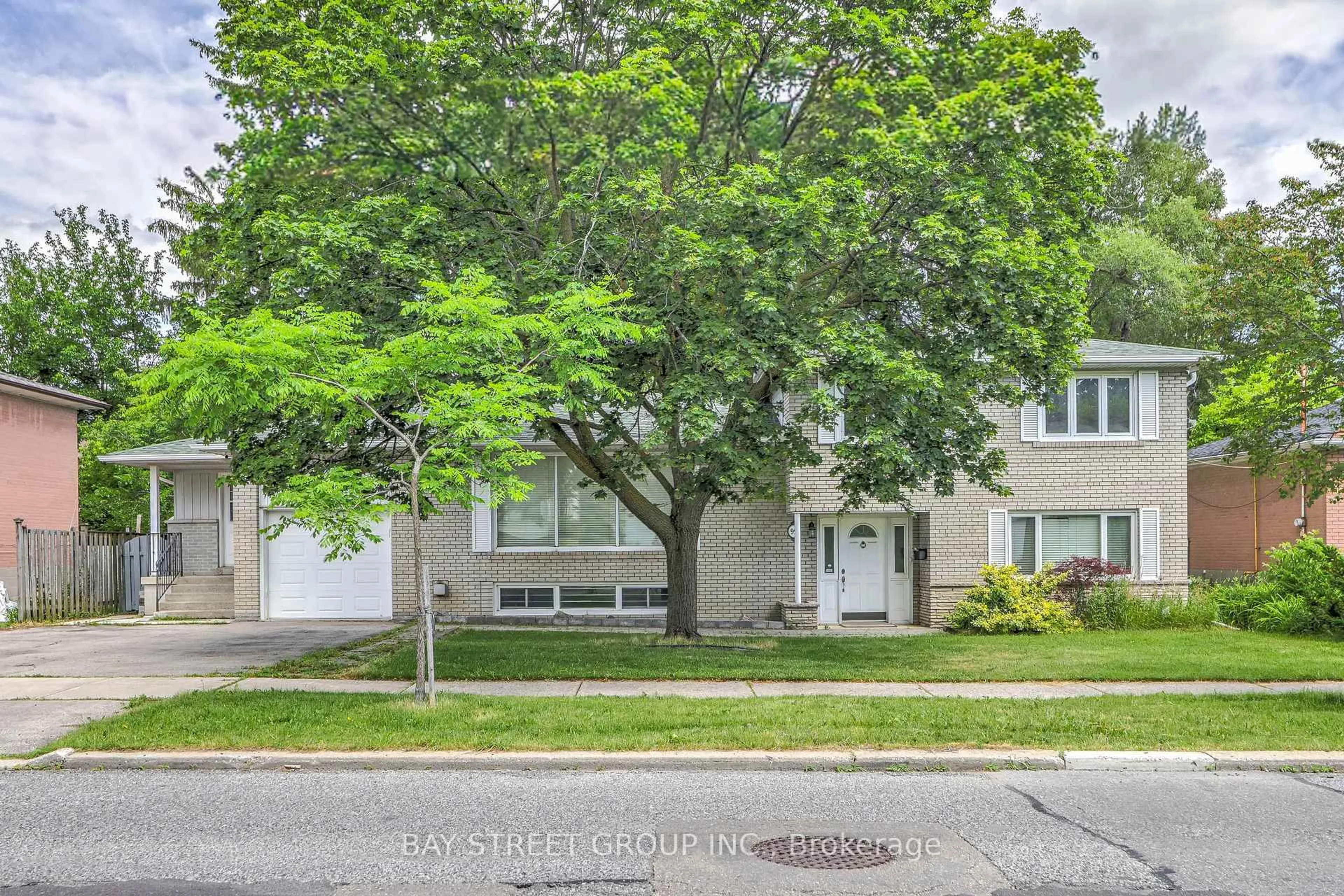Home with vinyl exterior material, street for 99 Grantbrook St, Toronto Ontario M2R 2G2