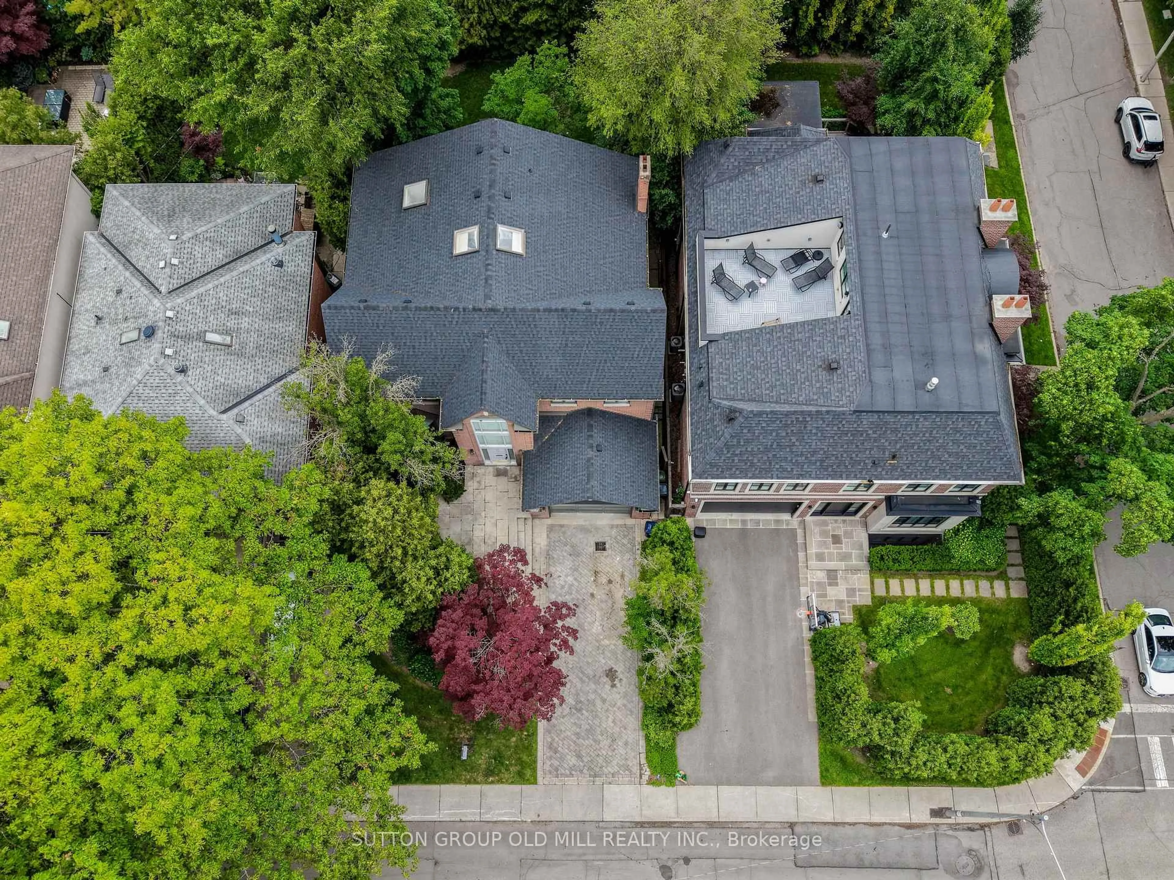 A pic from outside/outdoor area/front of a property/back of a property/a pic from drone, street for 566 Castlefield Ave, Toronto Ontario M5N 1L8