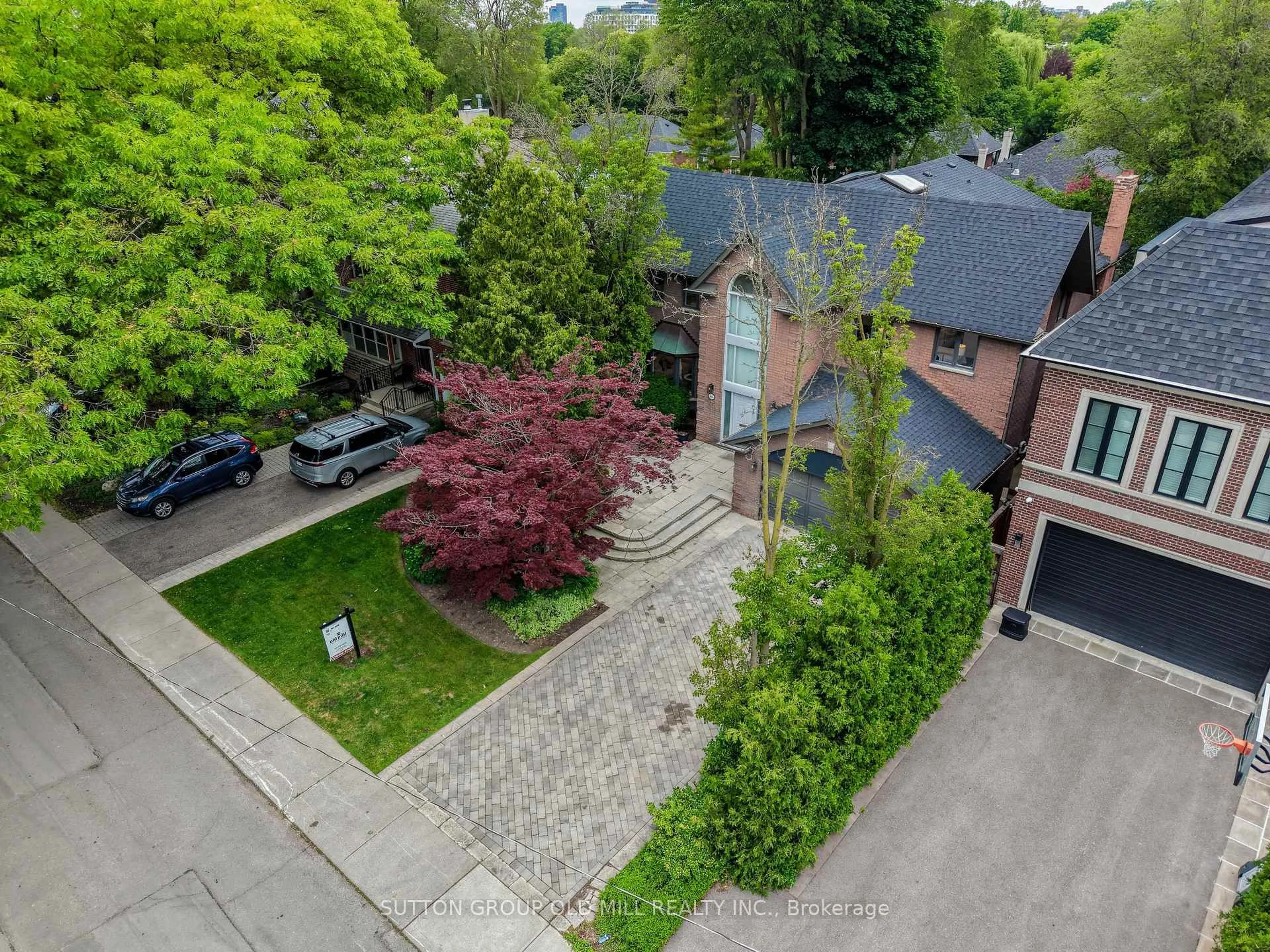 A pic from outside/outdoor area/front of a property/back of a property/a pic from drone, street for 566 Castlefield Ave, Toronto Ontario M5N 1L8
