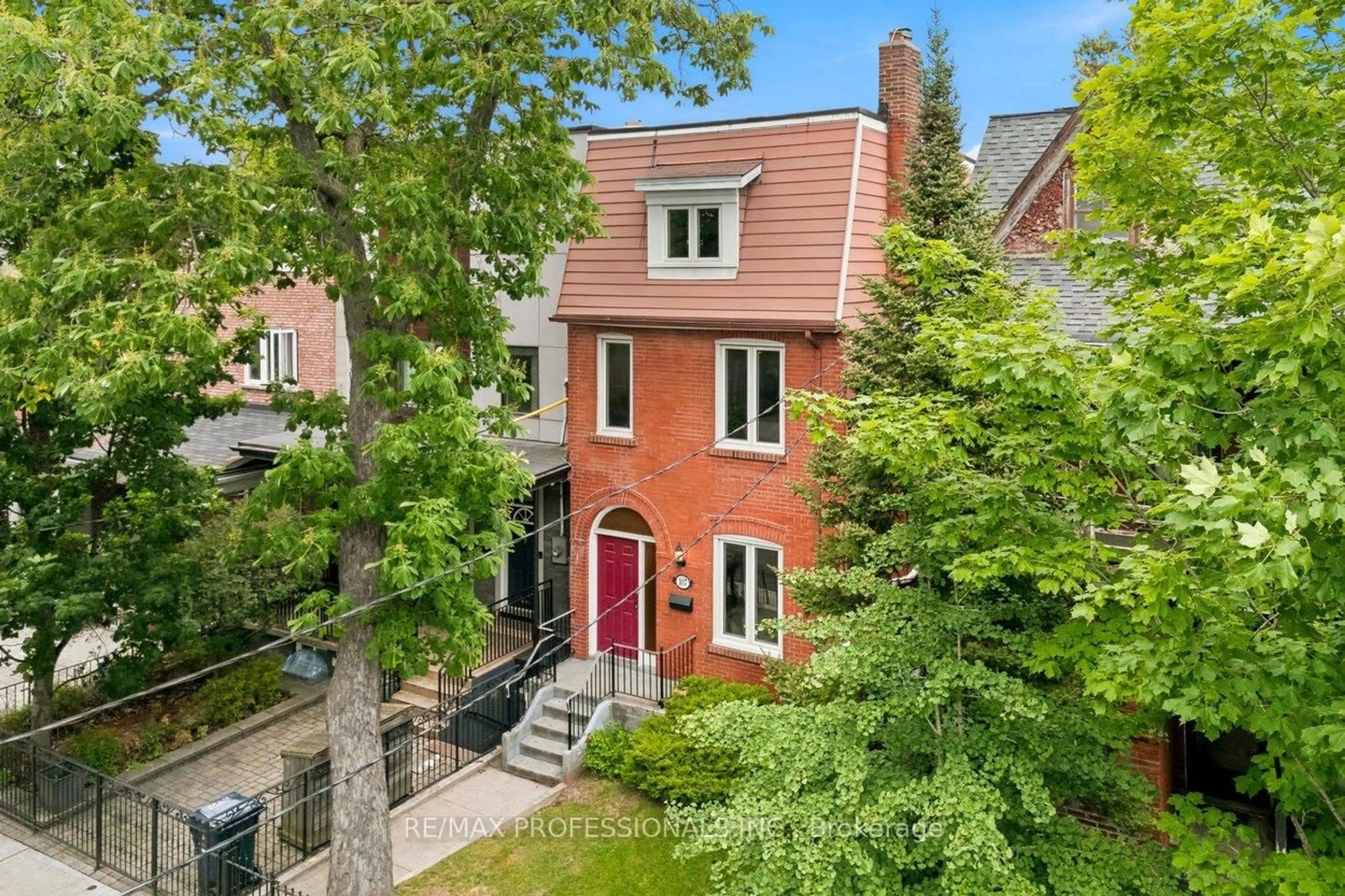 A pic from outside/outdoor area/front of a property/back of a property/a pic from drone, street for 107 Borden St, Toronto Ontario M5S 2N2