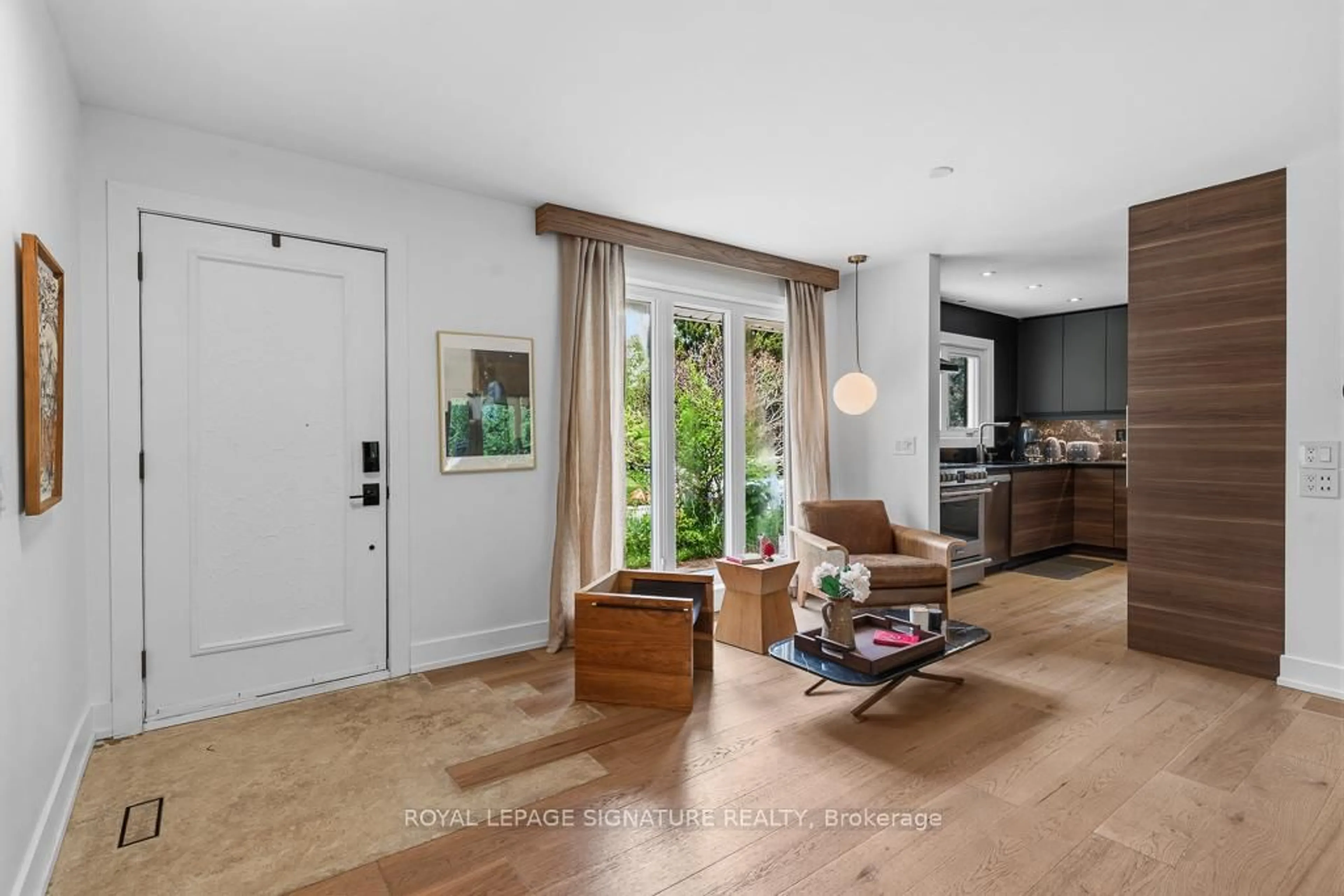 Indoor entryway for 11 Yewfield Cres, Toronto Ontario M3B 2Y4