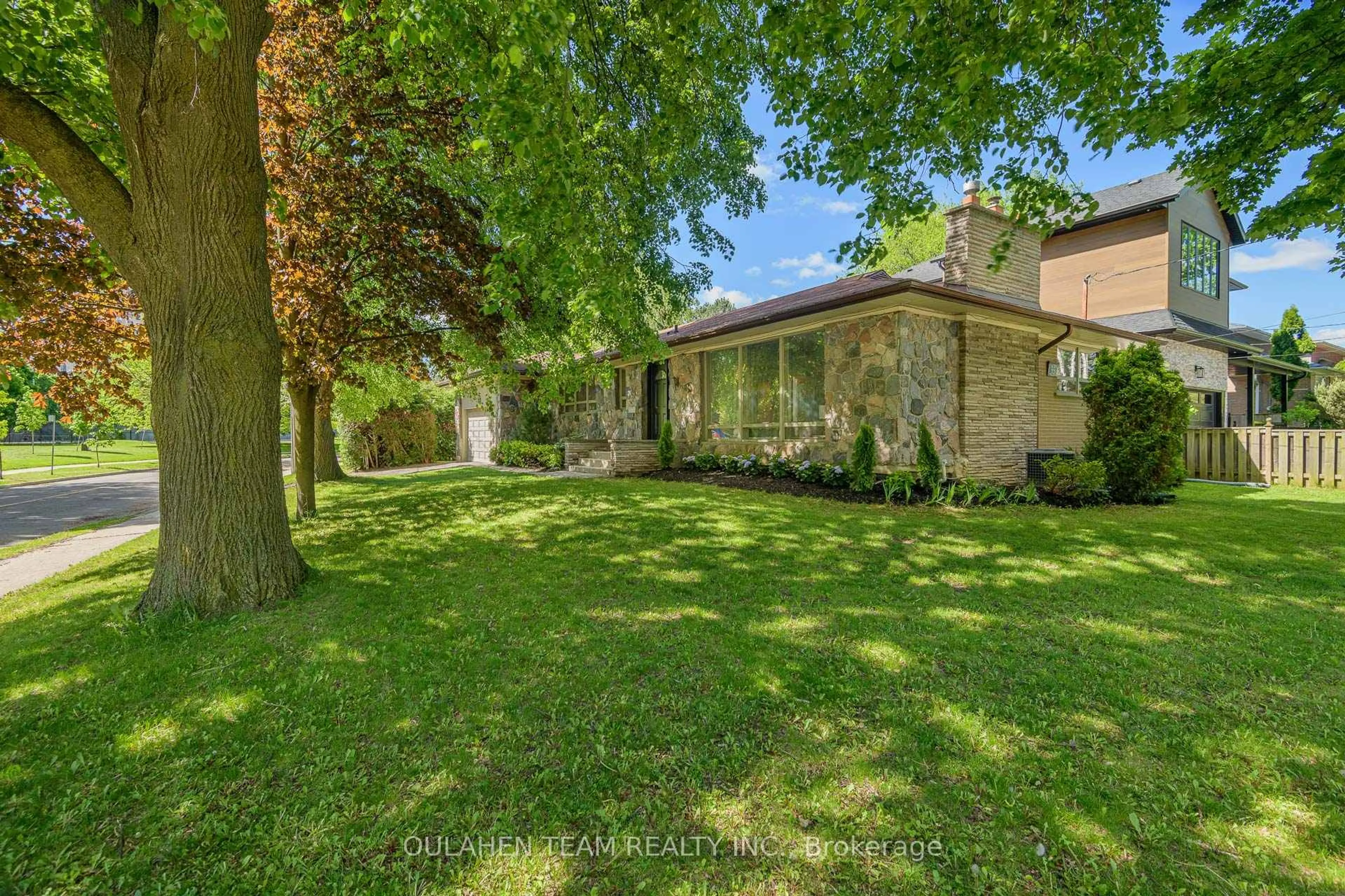A pic from outside/outdoor area/front of a property/back of a property/a pic from drone, street for 55 Foxwarren Dr, Toronto Ontario M2K 1L1
