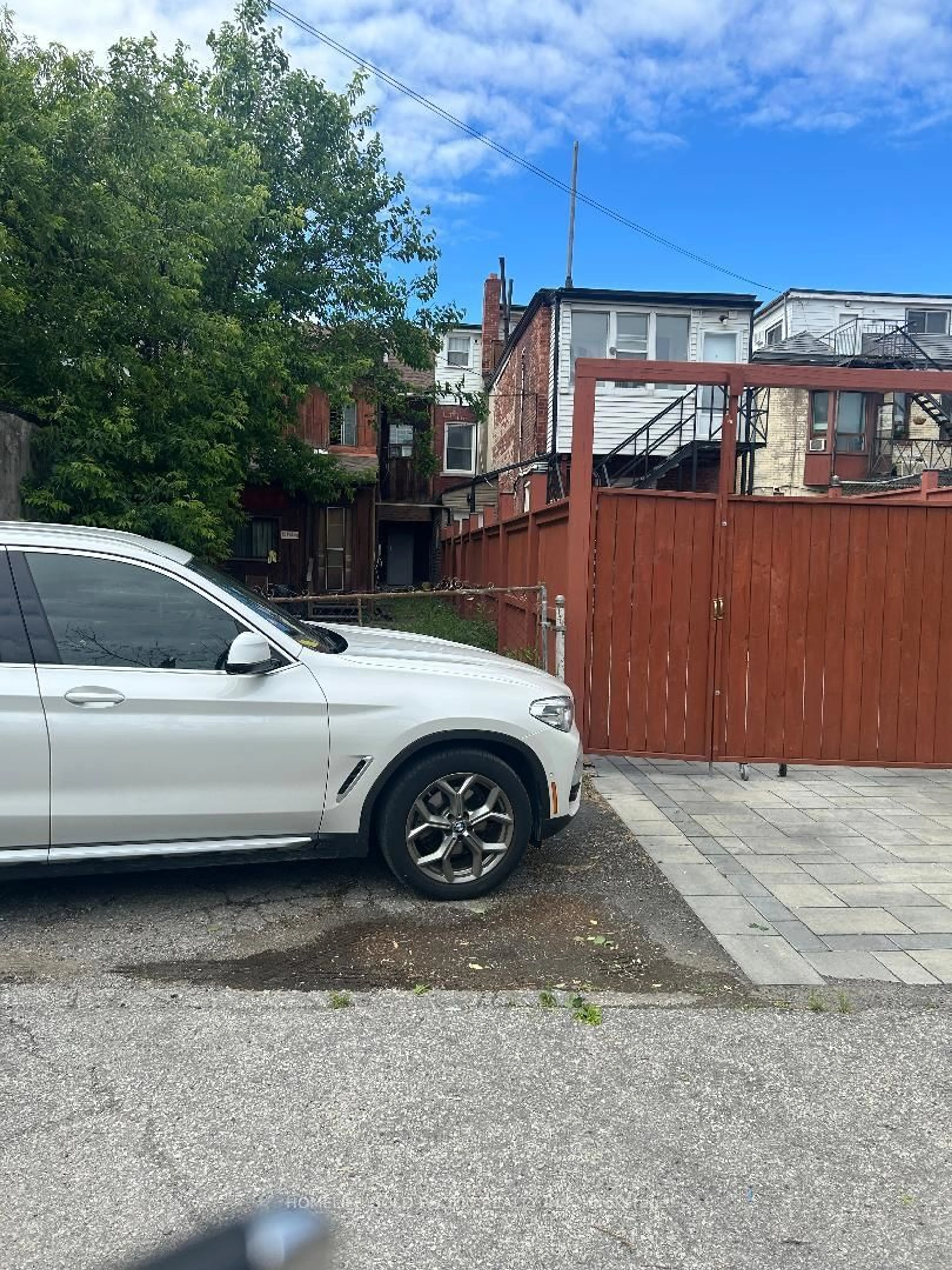 Parking for 77 Baldwin St, Toronto Ontario M5T 1L5