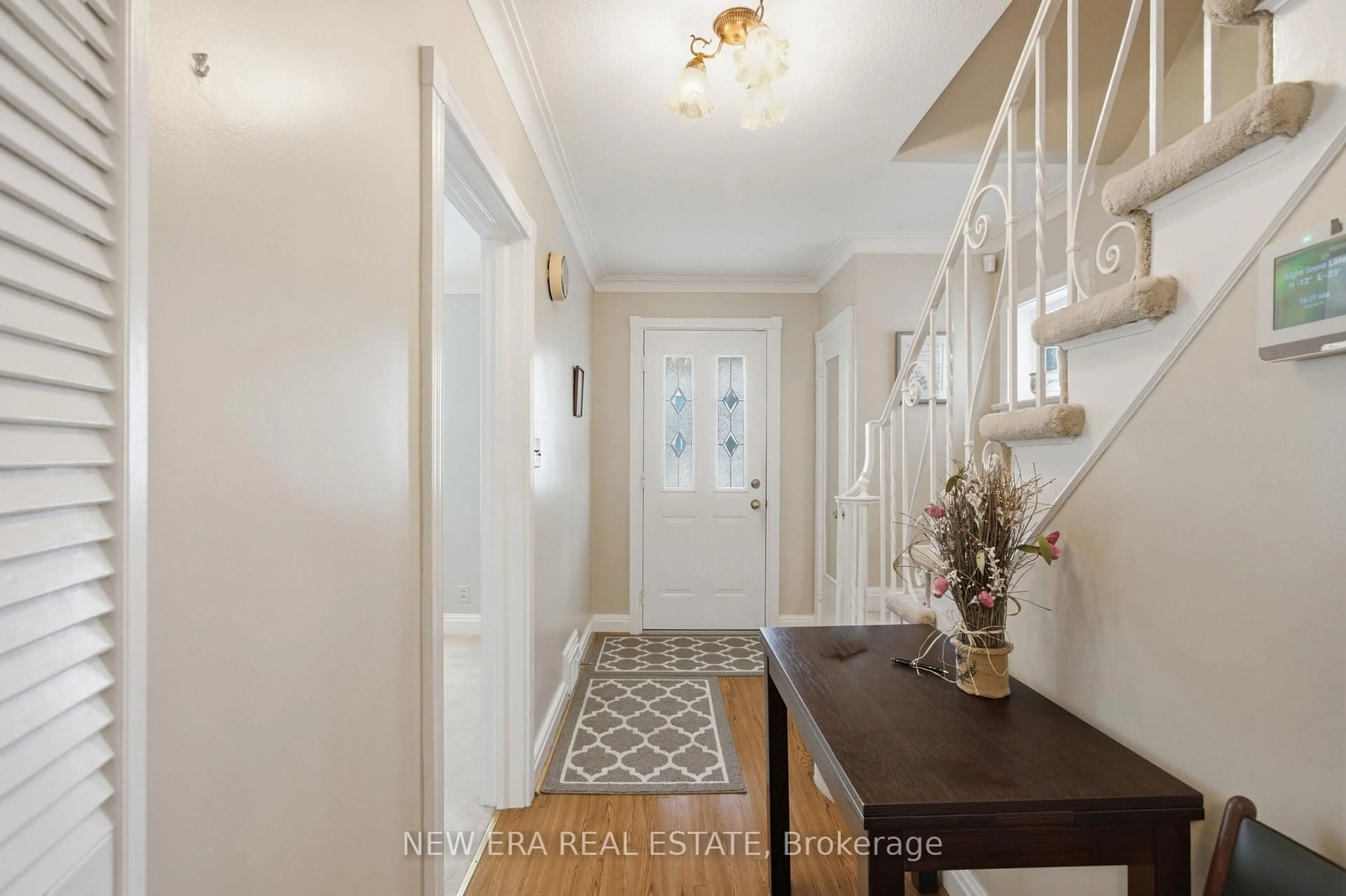 Indoor entryway for 654 Bedford Park Ave, Toronto Ontario M5M 1K3