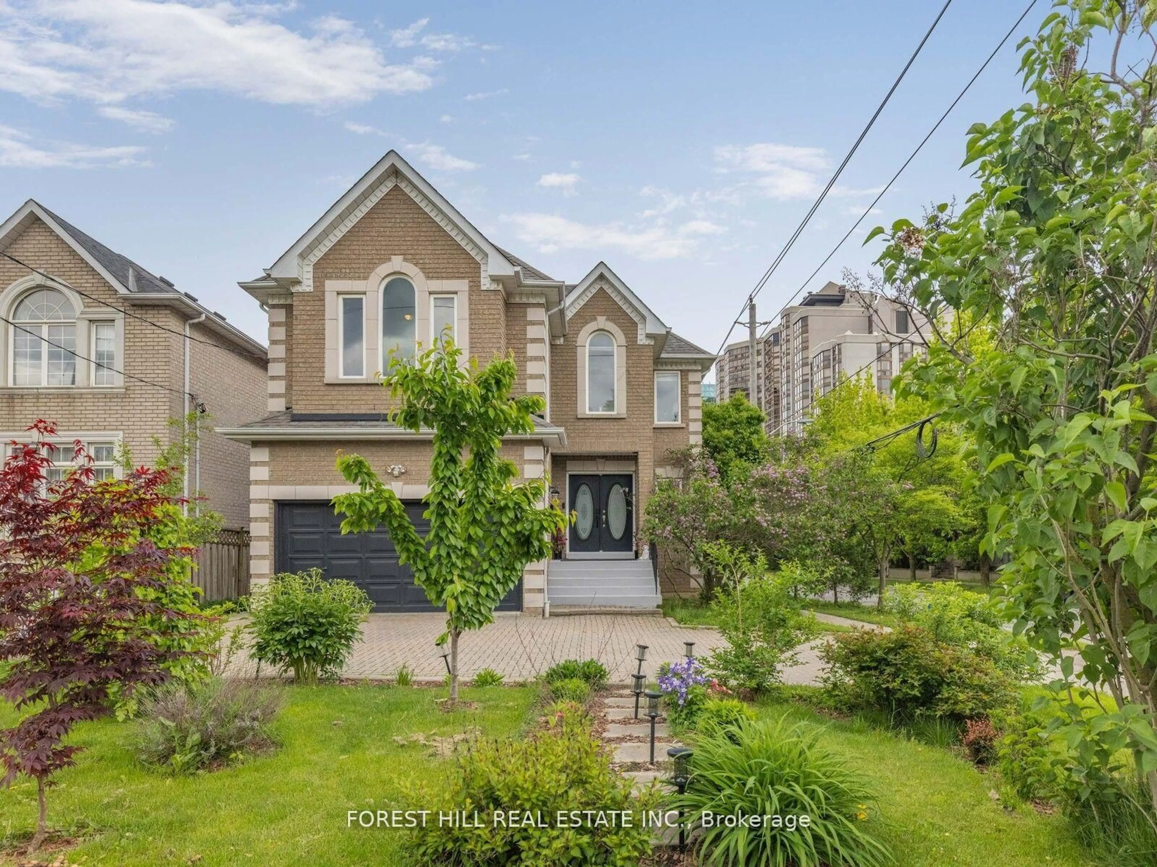 A pic from outside/outdoor area/front of a property/back of a property/a pic from drone, street for 125 Spring Garden Ave, Toronto Ontario M2N 3G4