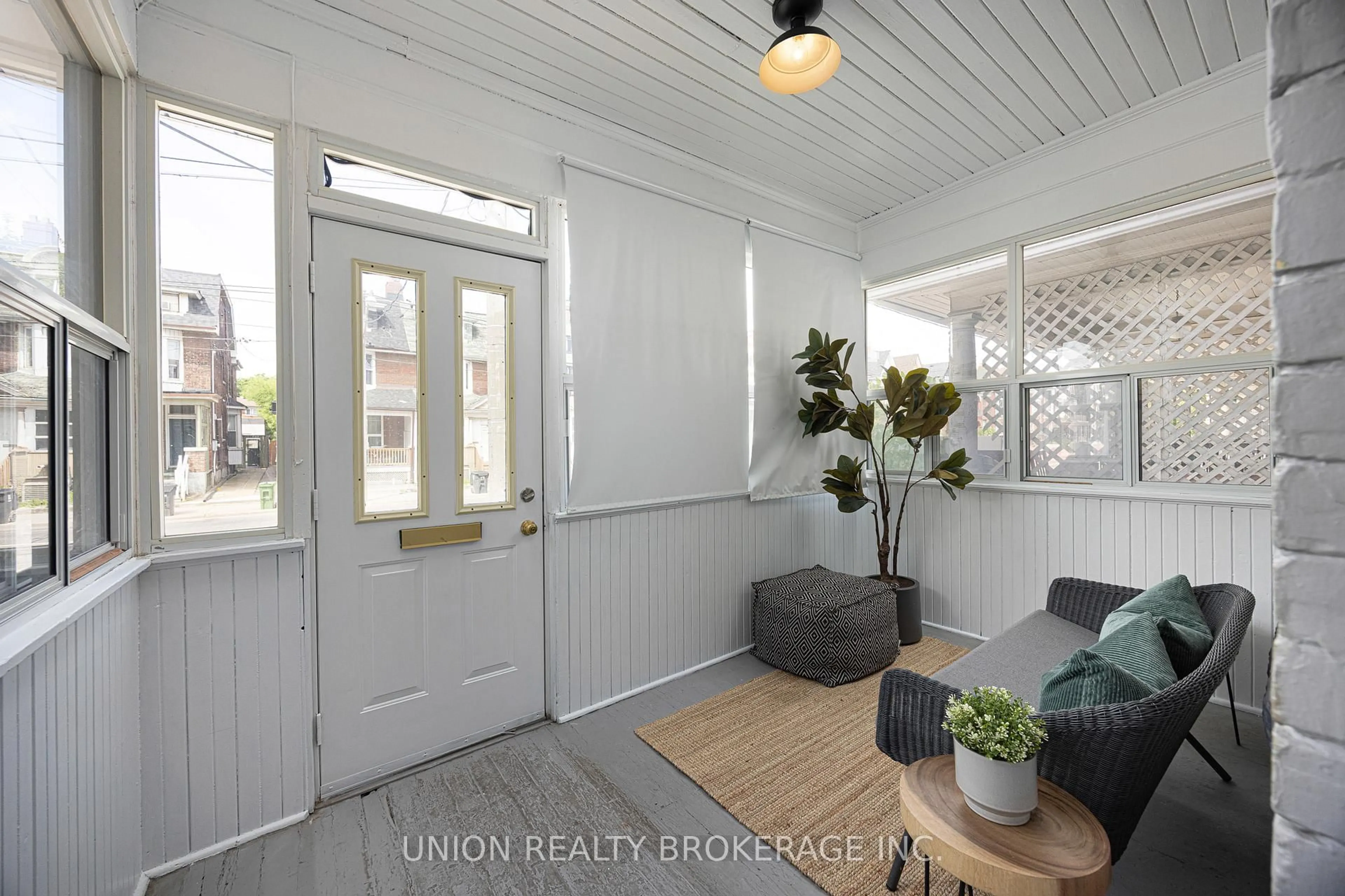 Indoor entryway for 627 Bathurst St, Toronto Ontario M5S 2R2