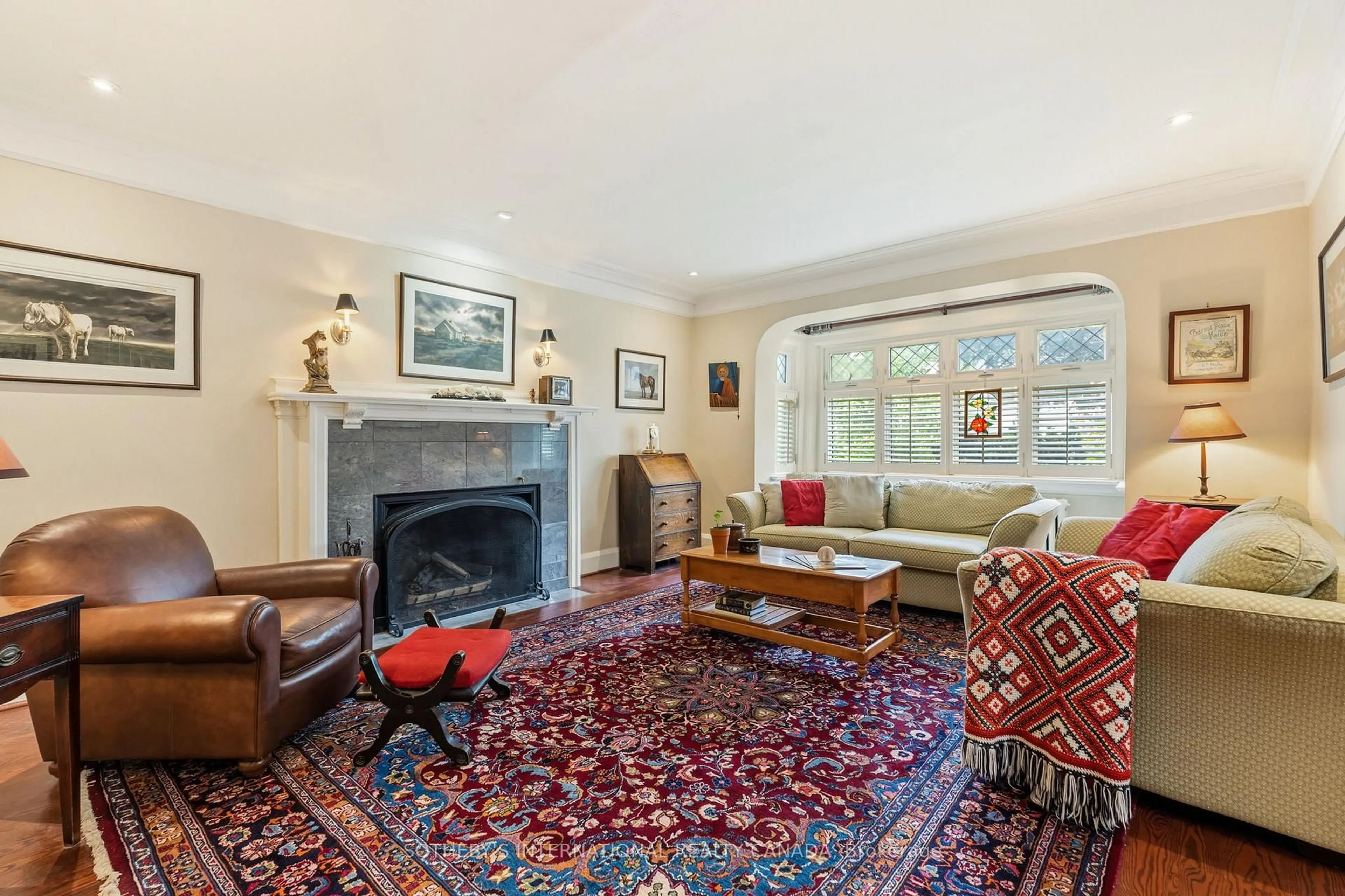 Living room with furniture, carpet floor for 66 Inglewood Dr, Toronto Ontario M4T 1H3