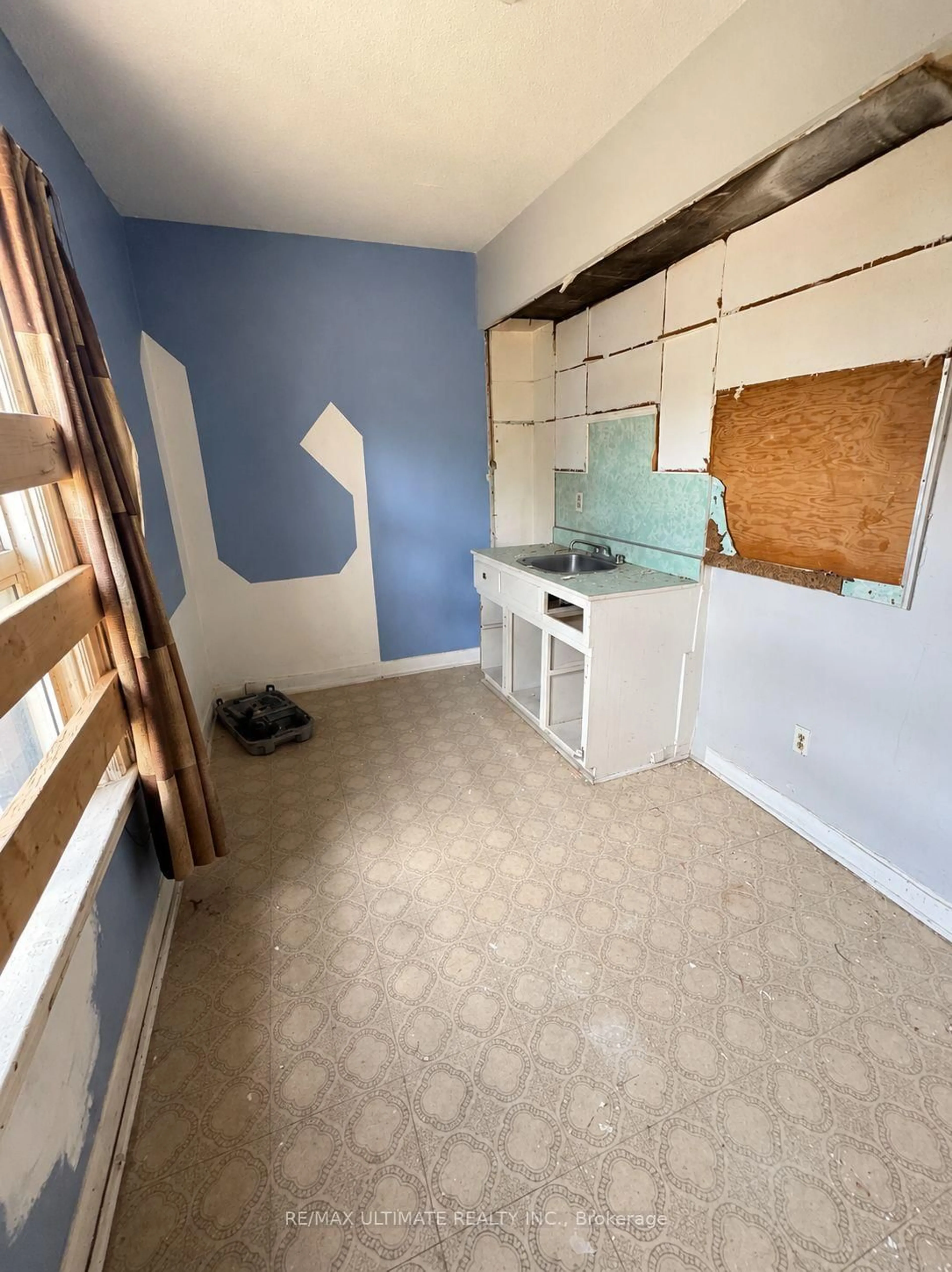 A pic of a room for 678 EUCLID Ave, Toronto Ontario M6G 2T7