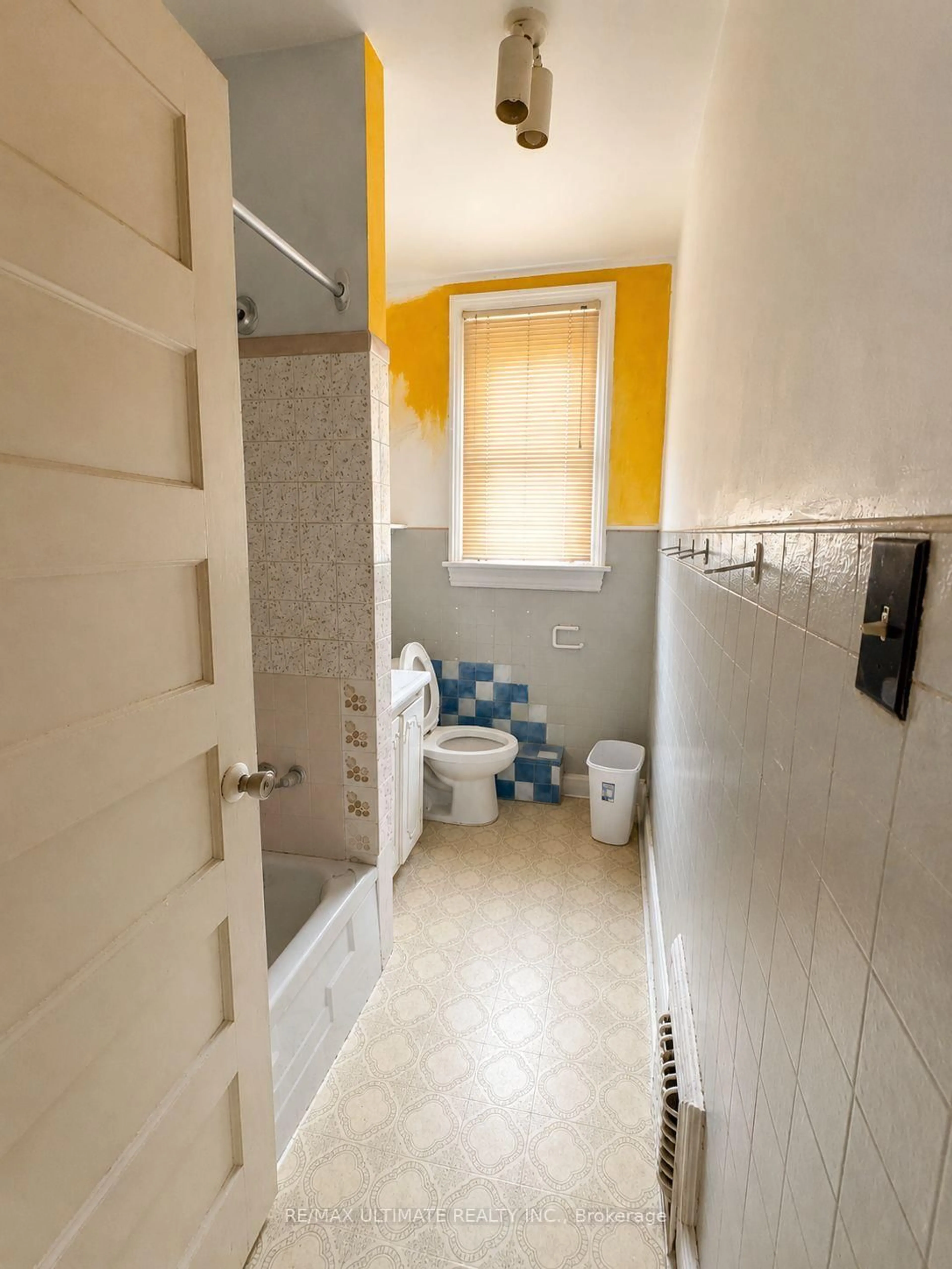 Standard bathroom, unknown for 678 EUCLID Ave, Toronto Ontario M6G 2T7