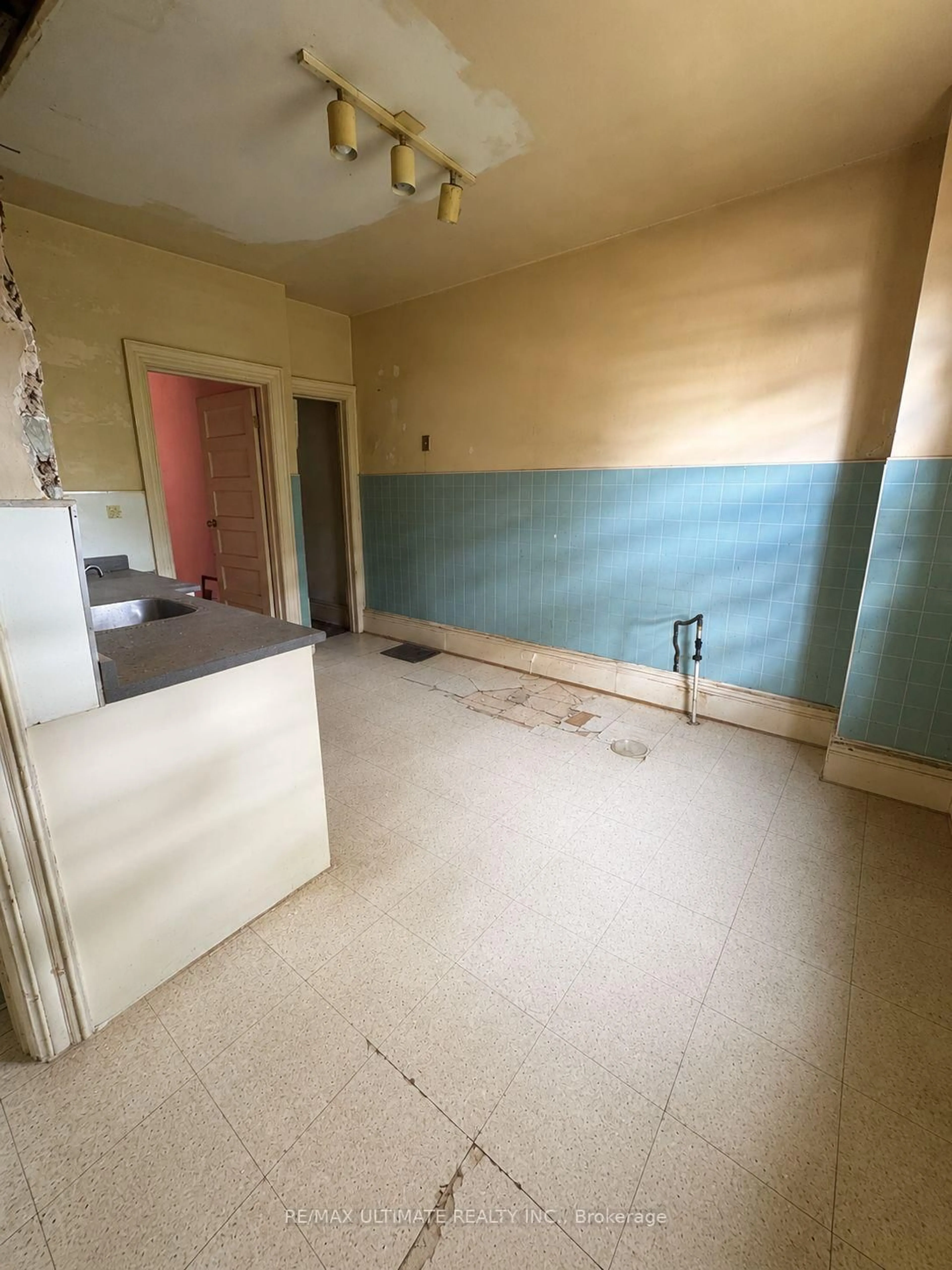 A pic of a room for 678 EUCLID Ave, Toronto Ontario M6G 2T7