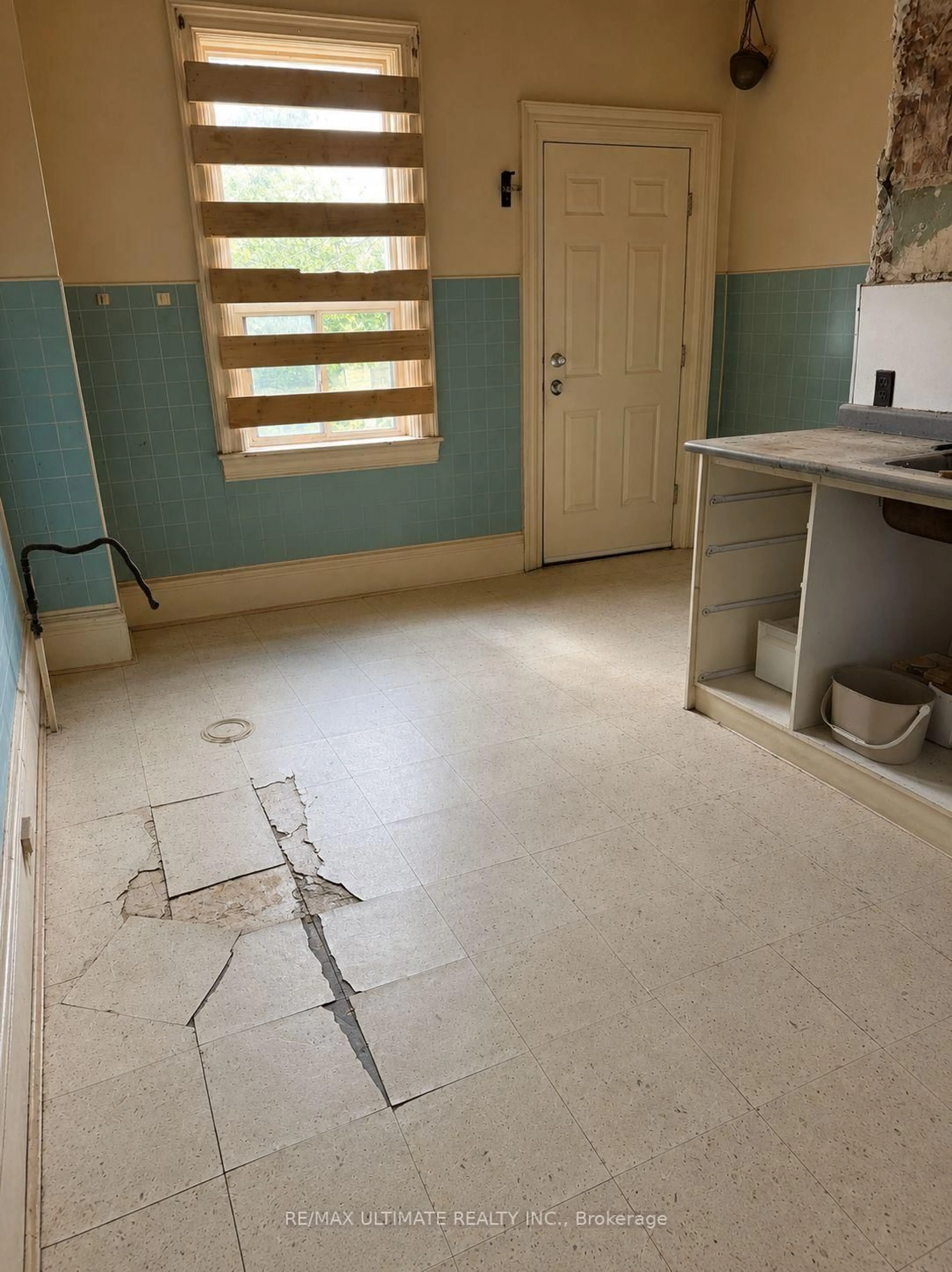 A pic of a room for 678 EUCLID Ave, Toronto Ontario M6G 2T7