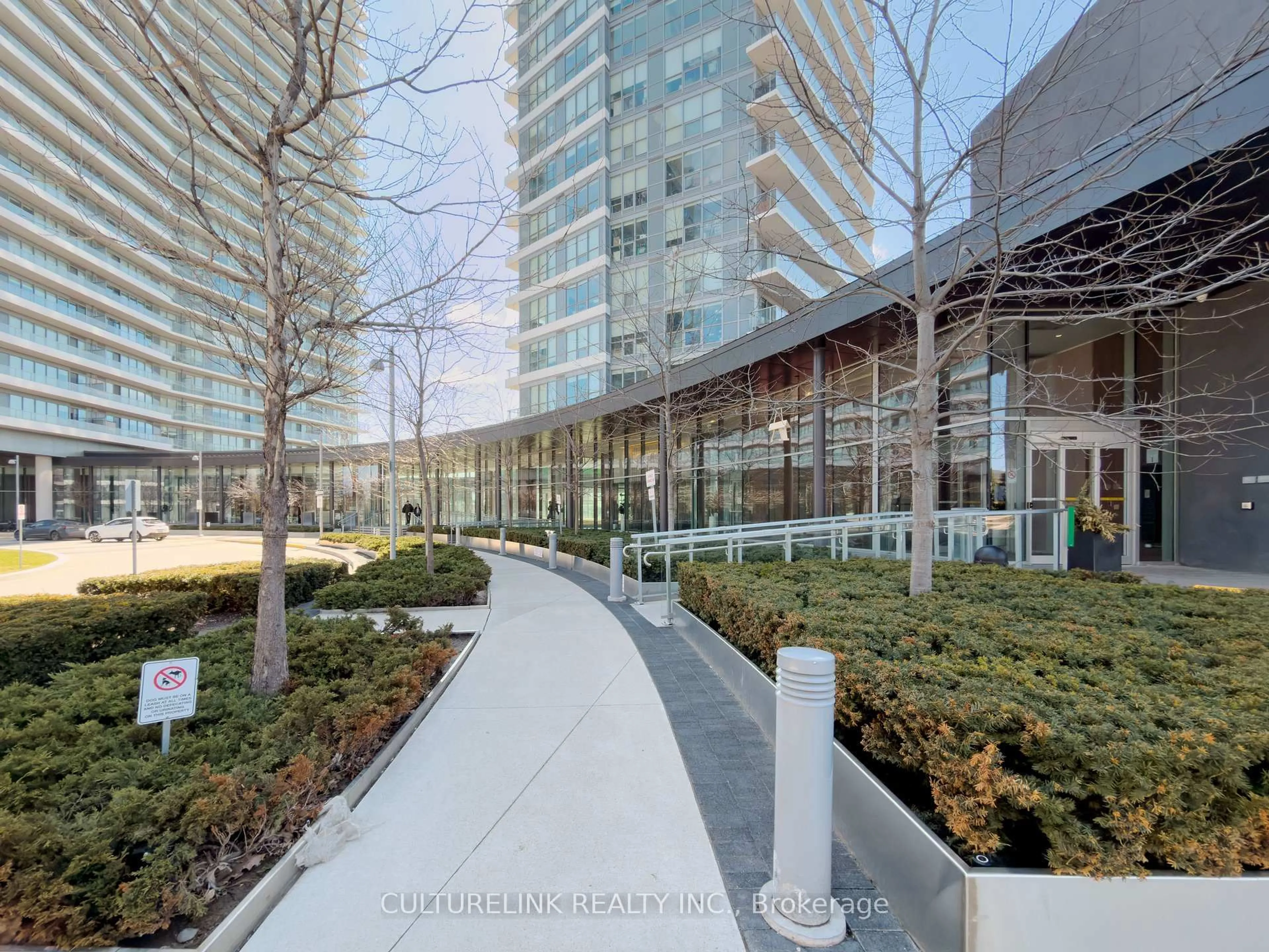 Indoor foyer for 117 McMahon Dr #2008, Toronto Ontario M2K 0E4