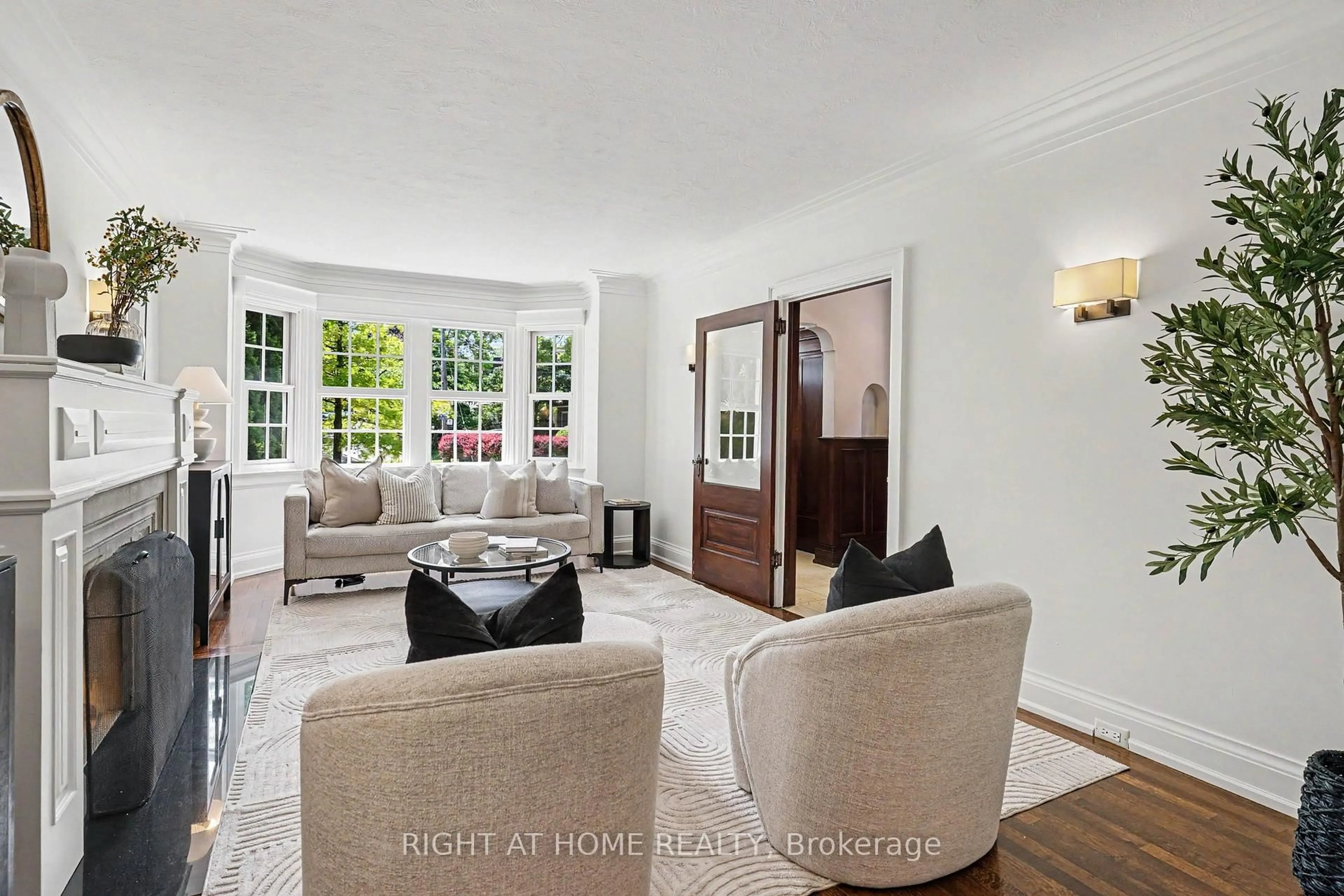 Living room with furniture, unknown for 504 Roselawn Ave, Toronto Ontario M5N 1J8