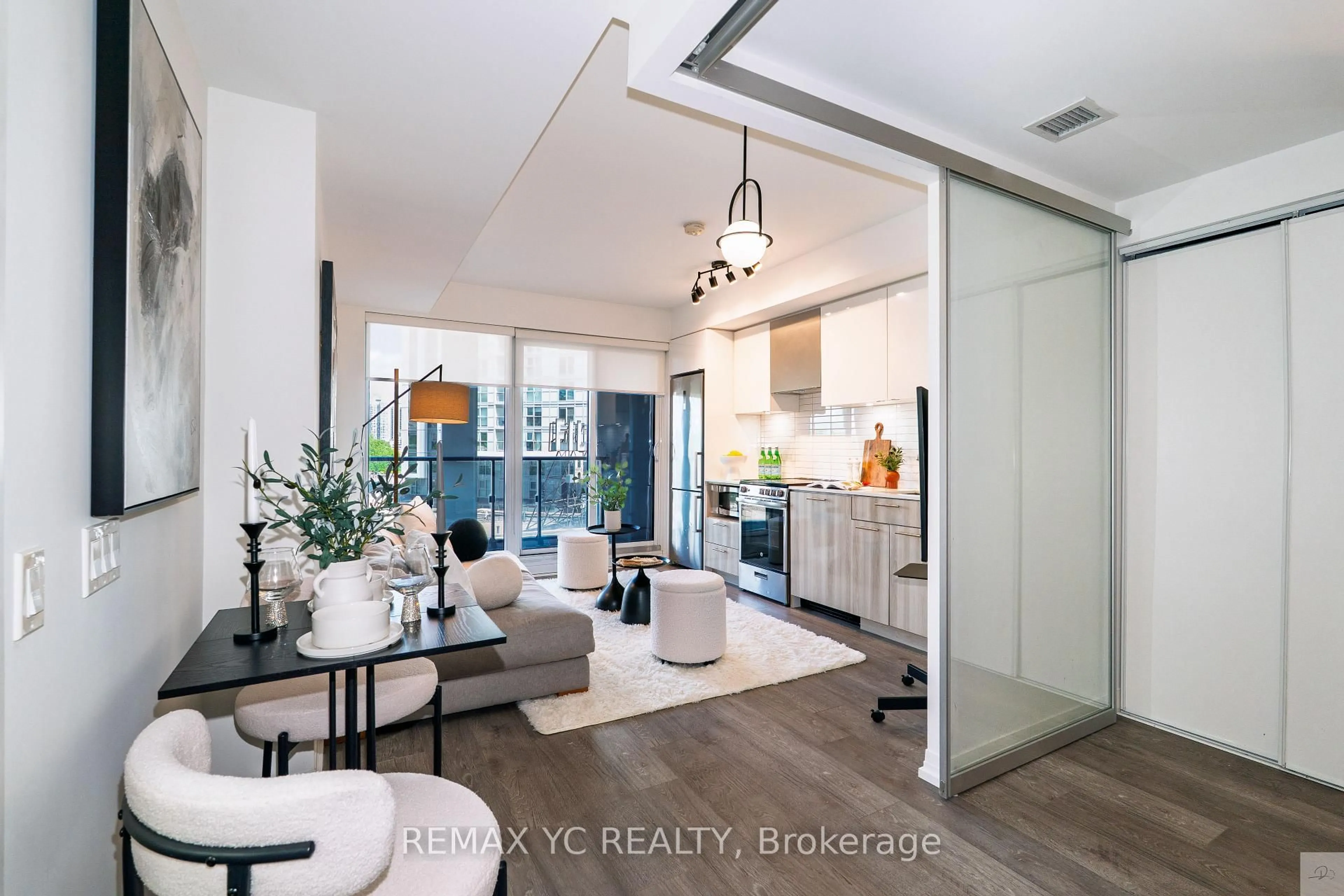 Indoor entryway for 251 Jarvis St #512, Toronto Ontario M5B 0C3