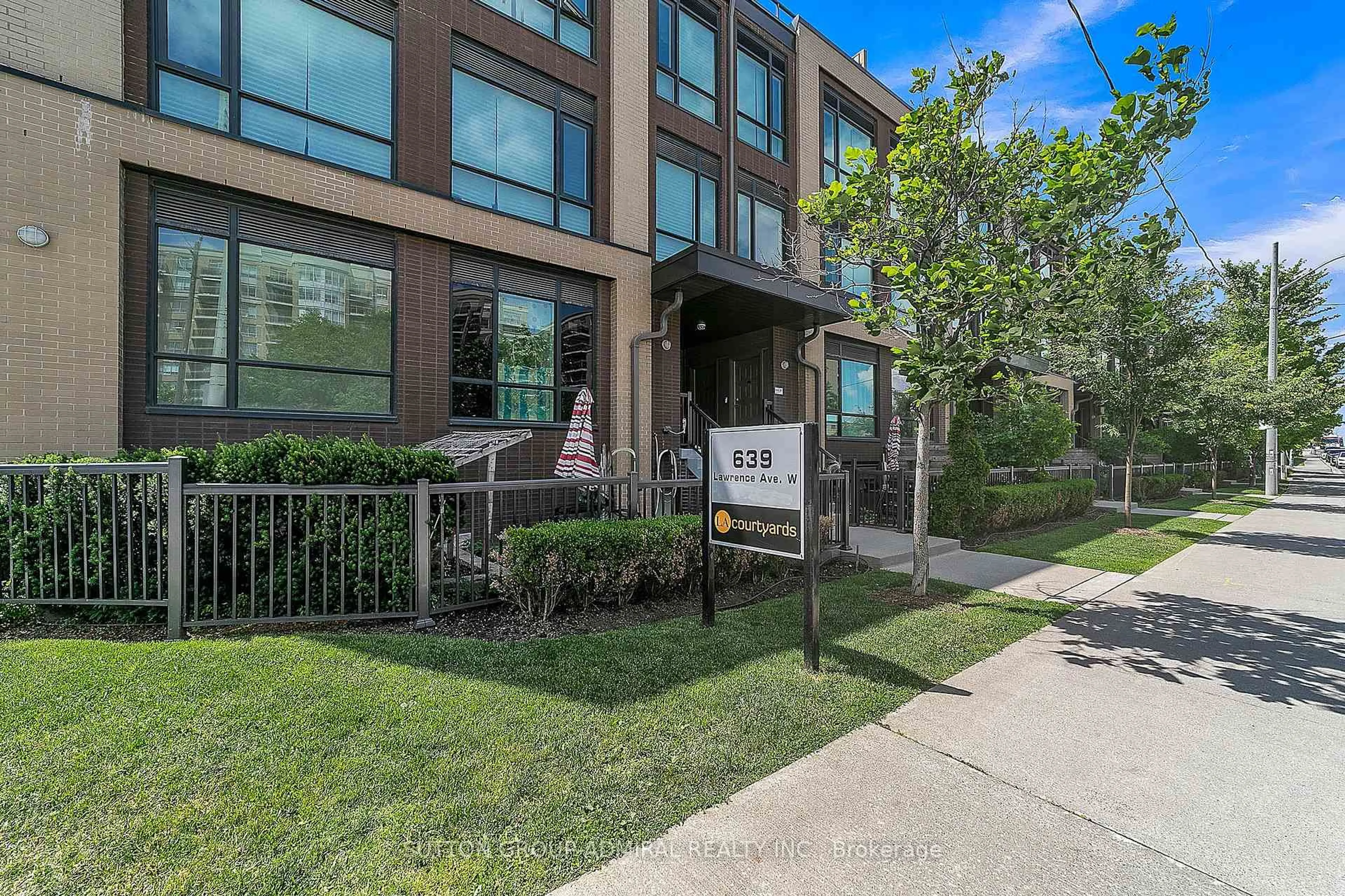 Patio, street for 639 Lawrence Ave #305, Toronto Ontario M6A 1A9