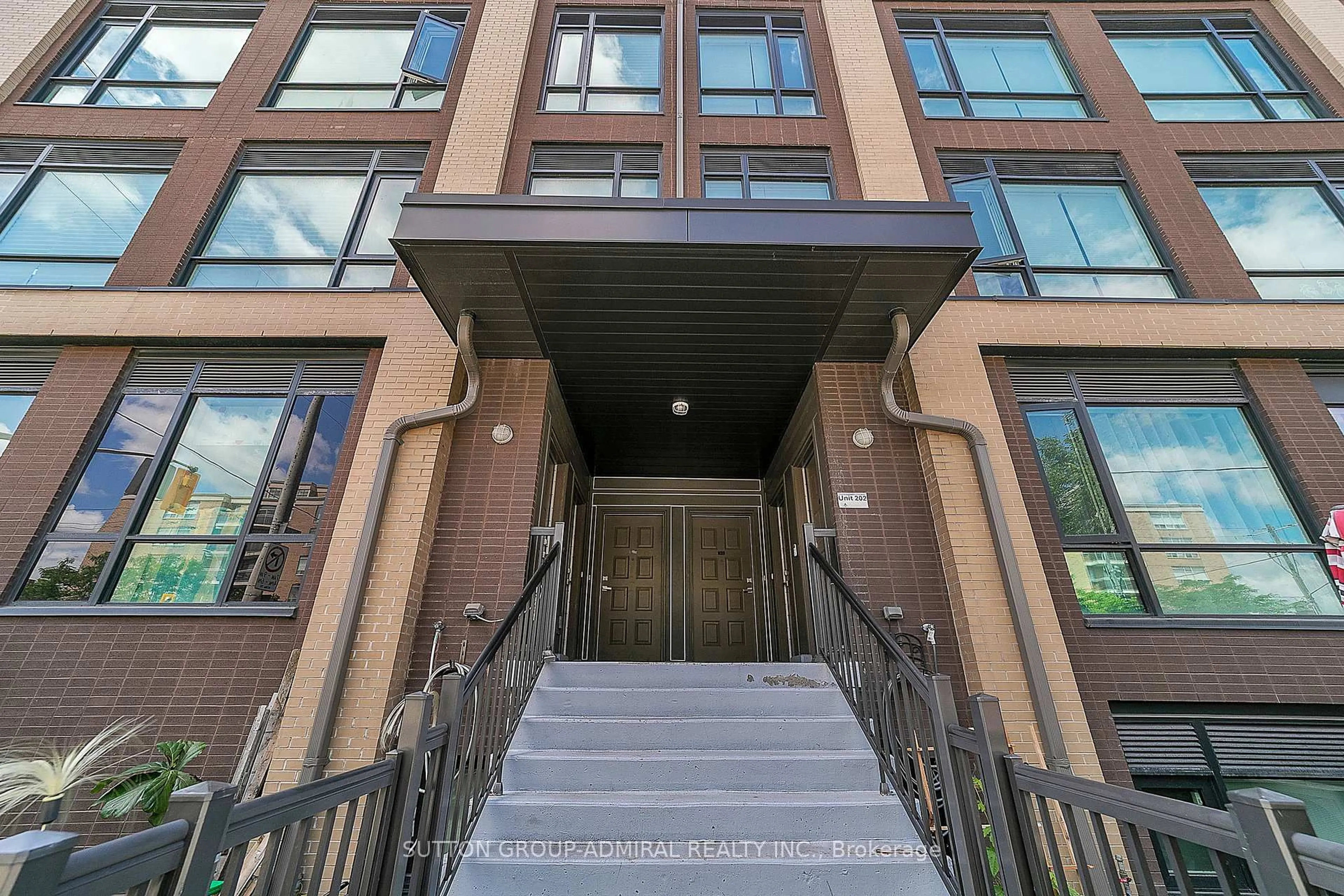 Indoor foyer for 639 Lawrence Ave #305, Toronto Ontario M6A 1A9