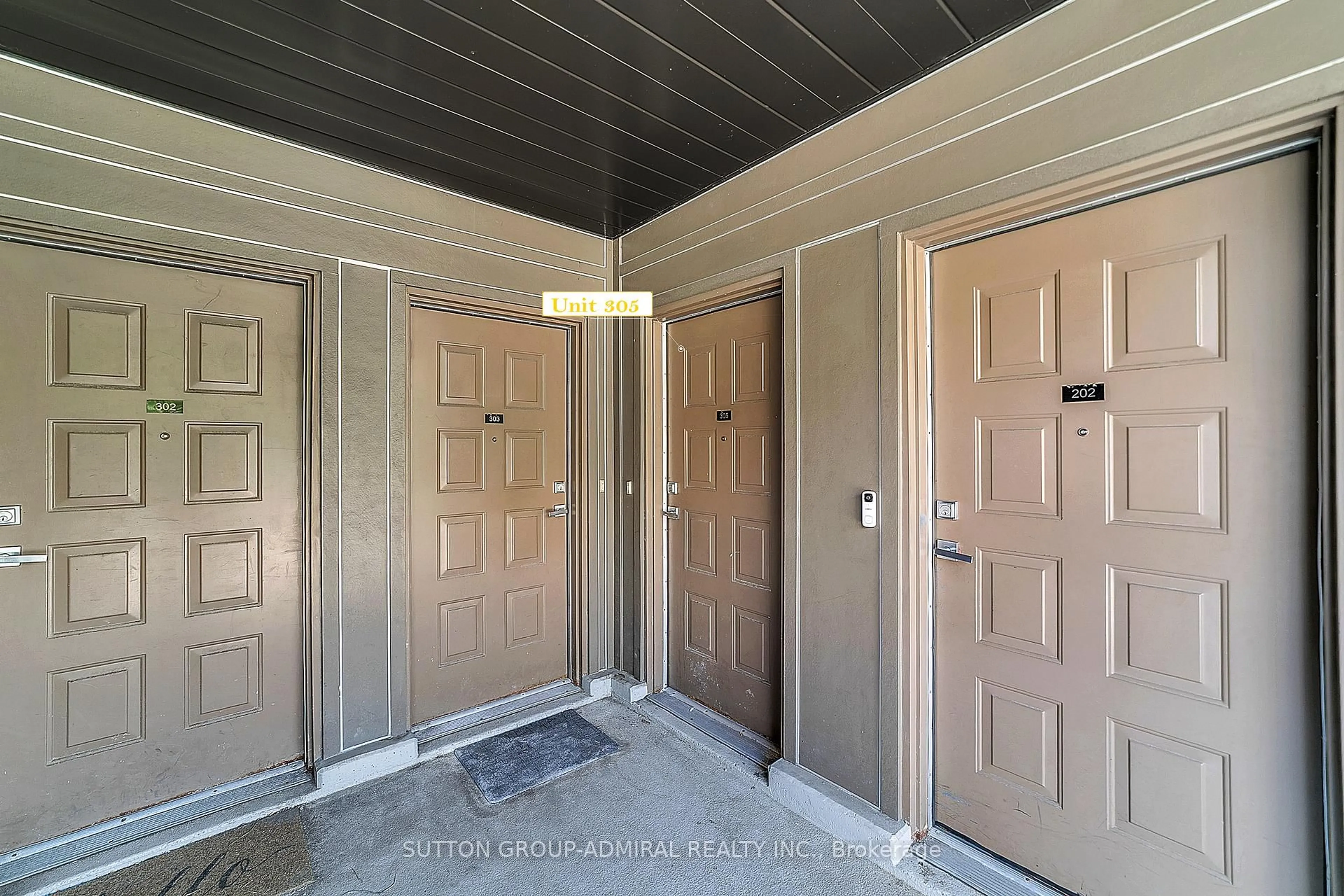 Indoor entryway for 639 Lawrence Ave #305, Toronto Ontario M6A 1A9