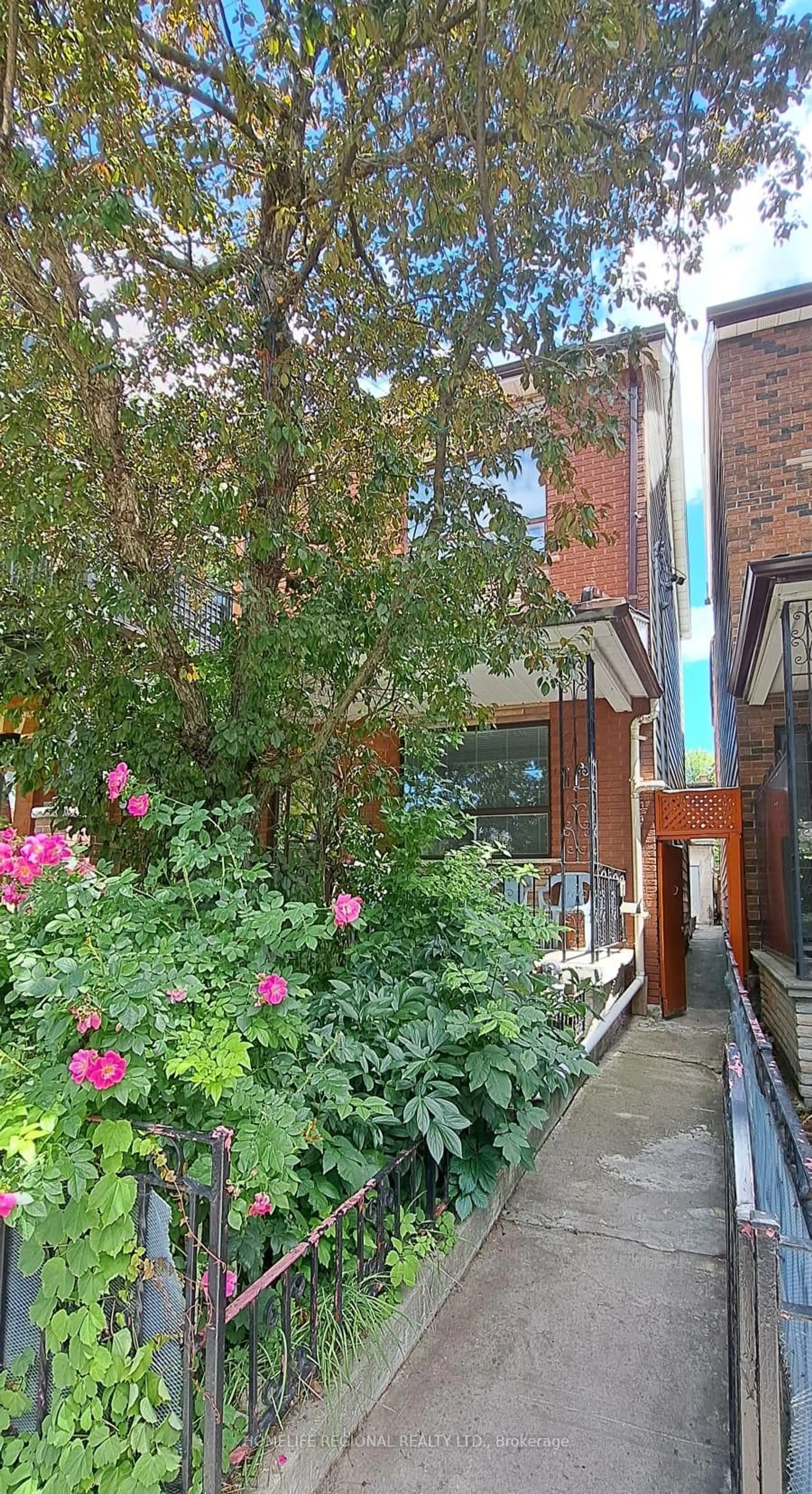 A pic from outside/outdoor area/front of a property/back of a property/a pic from drone, street for 119 Major St, Toronto Ontario M5S 2K9