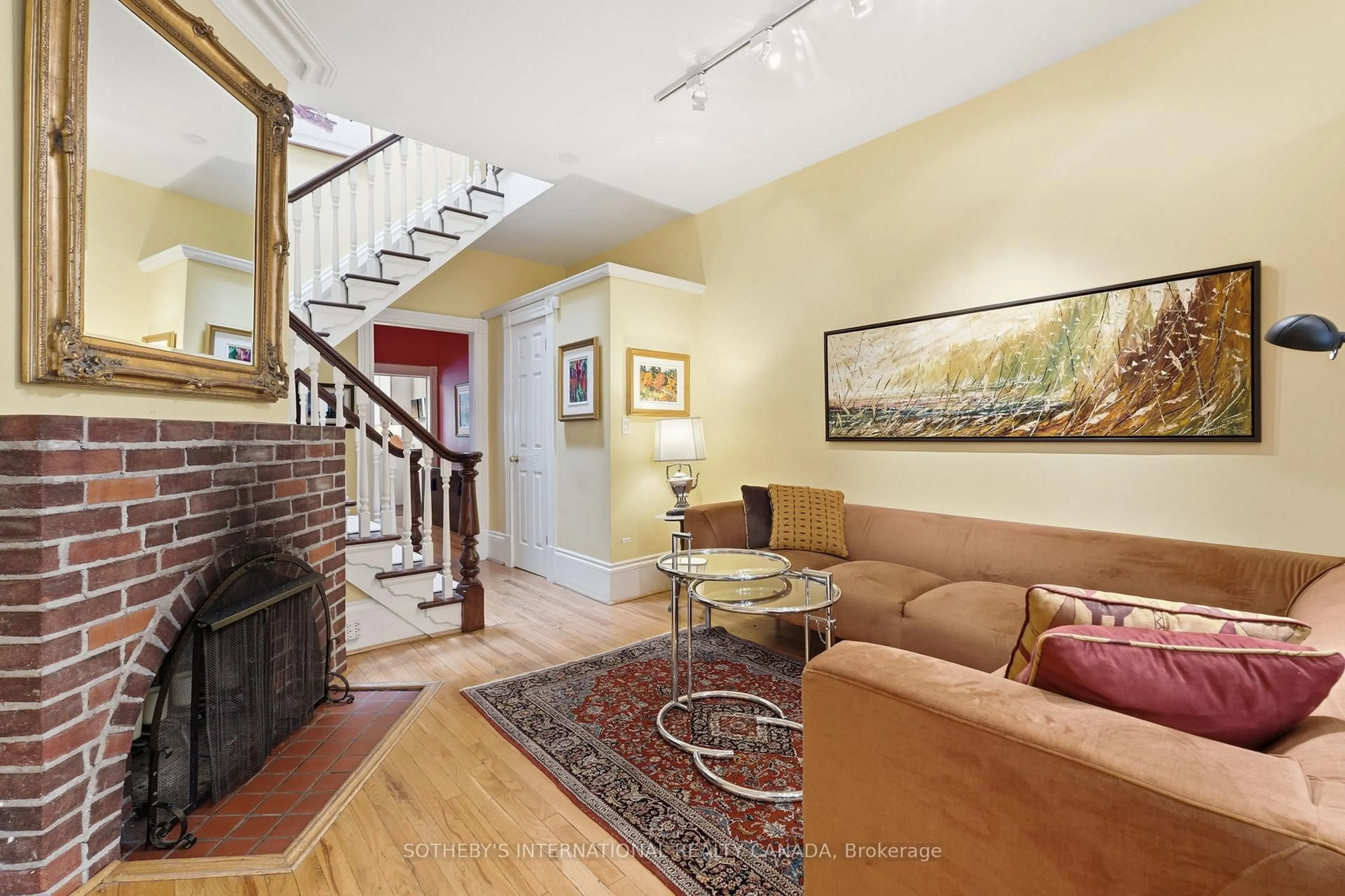 Indoor foyer for 299 1/2 Sumach St, Toronto Ontario M5A 3K4