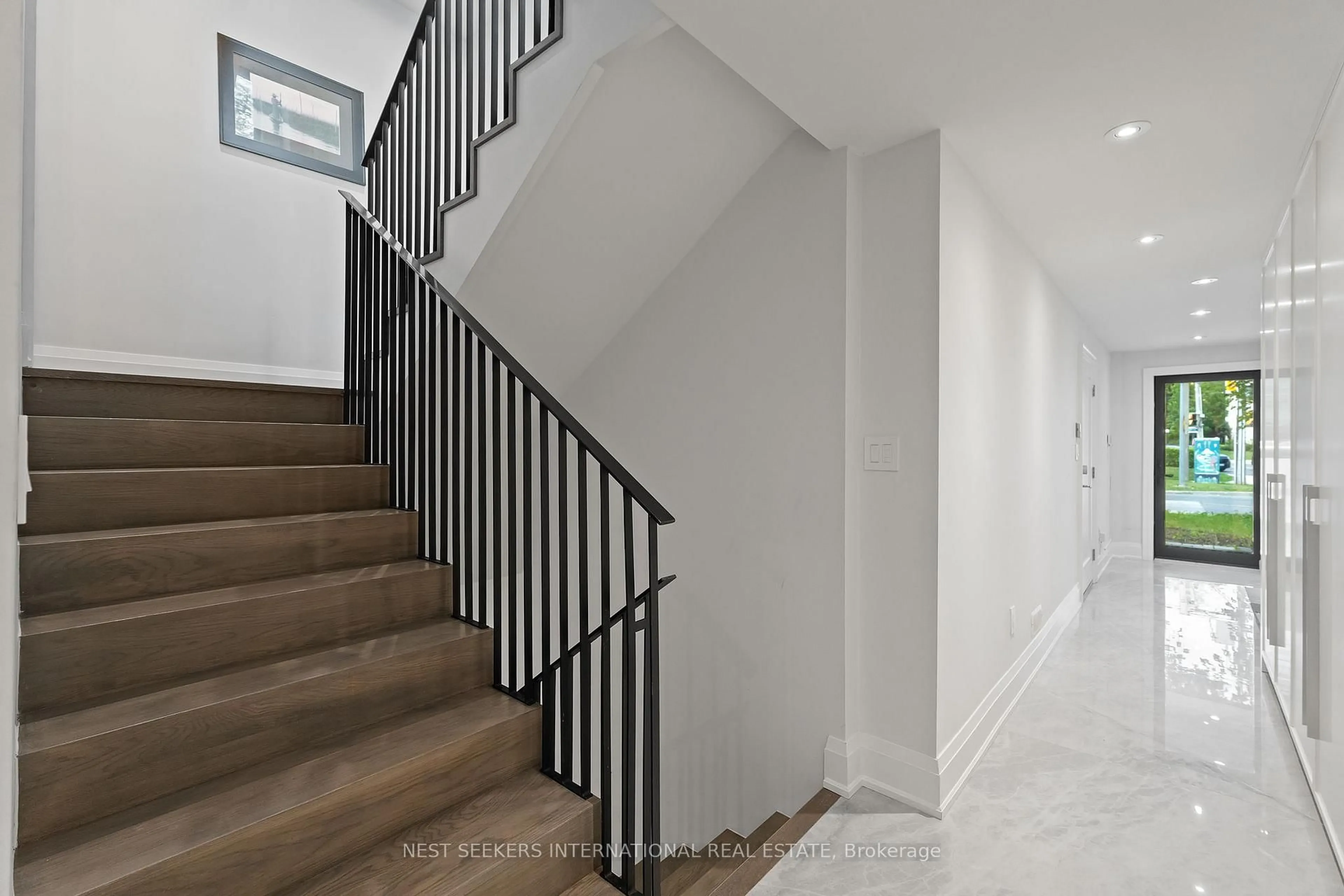 Stairs for 141 Chaplin Cres, Toronto Ontario M5P 1B1