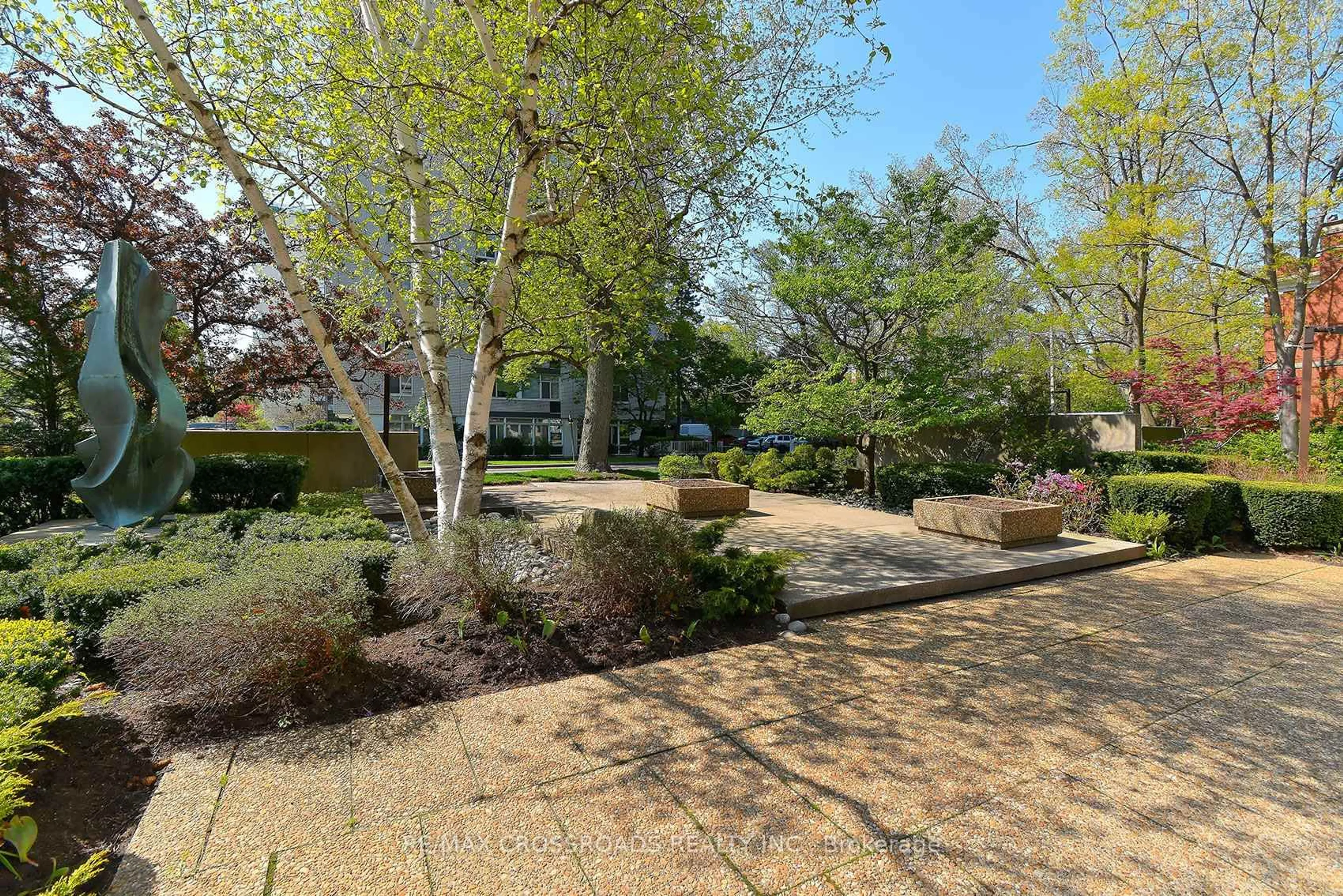 A pic from outside/outdoor area/front of a property/back of a property/a pic from drone, street for 150 Heath St W 1301-1302, Toronto Ontario M4V 2Y4