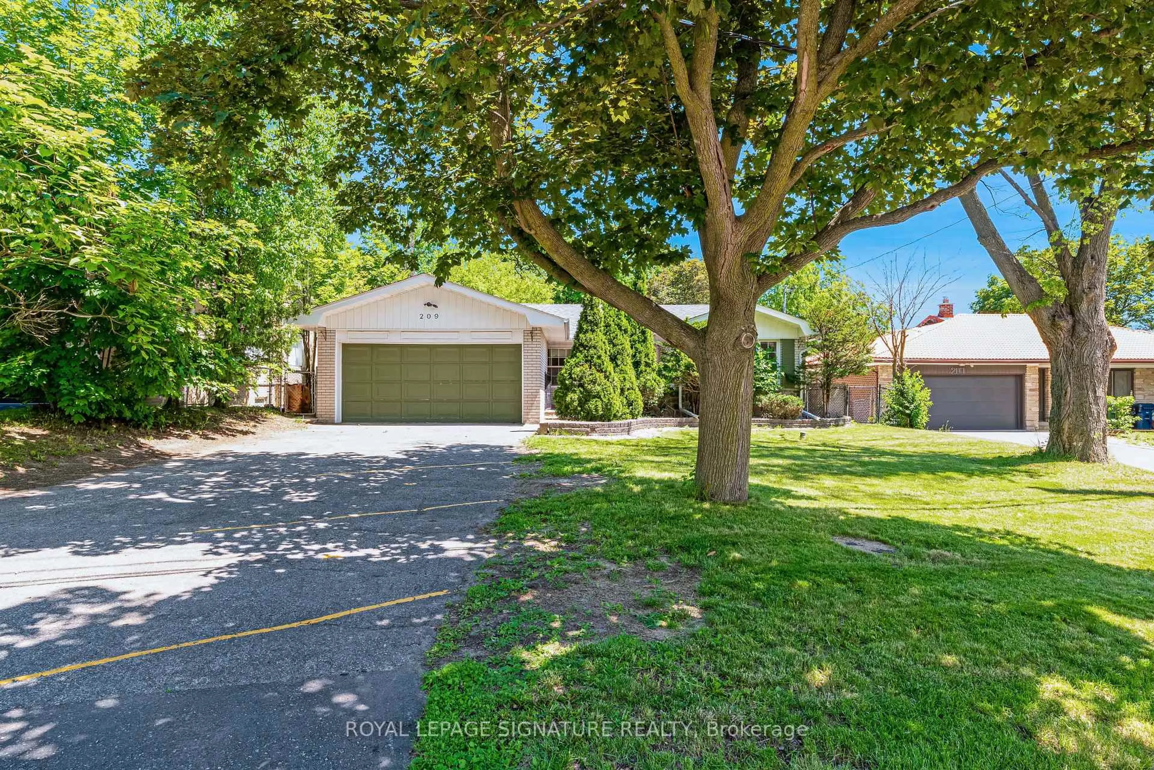 A pic from outside/outdoor area/front of a property/back of a property/a pic from drone, street for 209 Burbank Dr, Toronto Ontario M2K 1P5