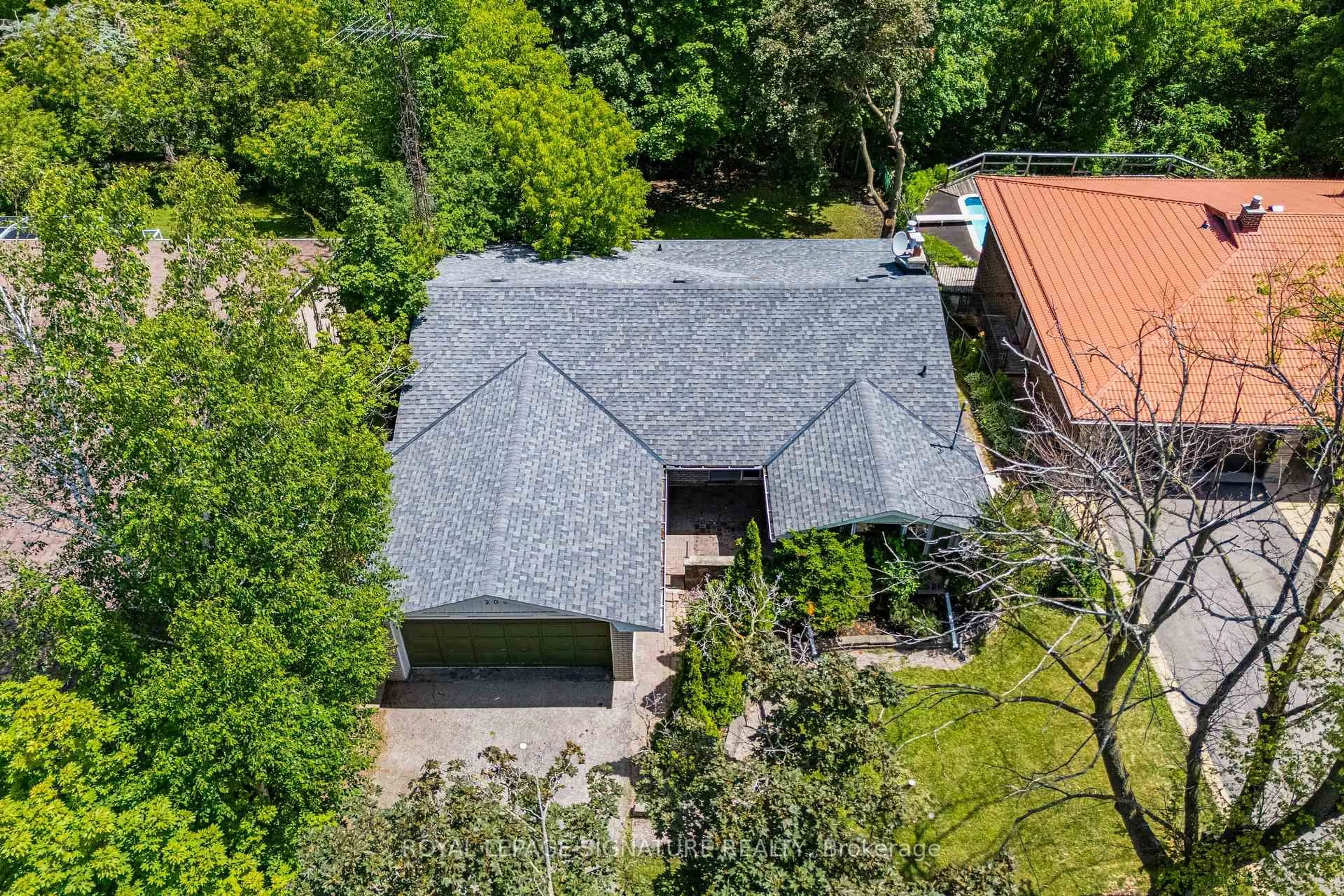A pic from outside/outdoor area/front of a property/back of a property/a pic from drone, street for 209 Burbank Dr, Toronto Ontario M2K 1P5