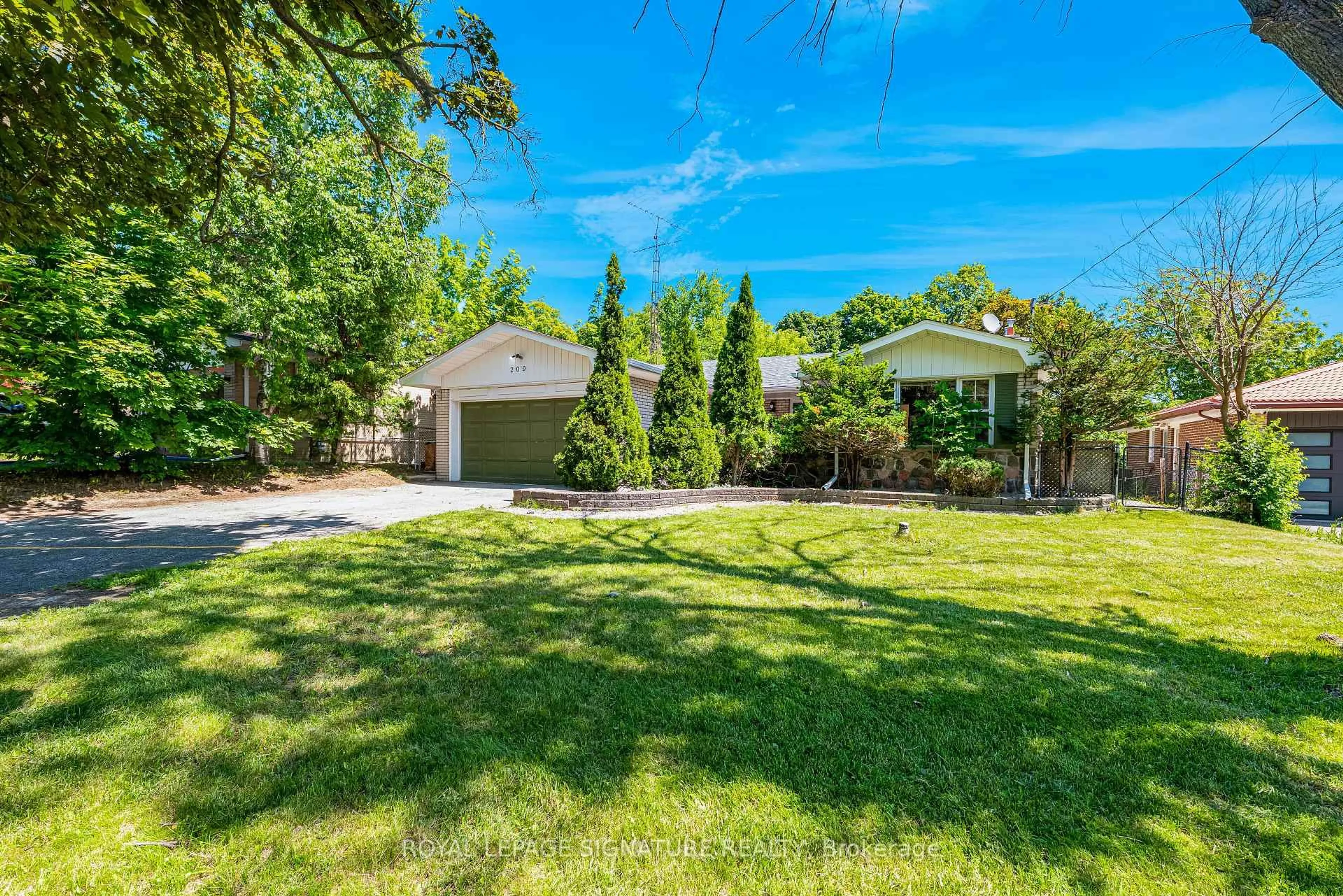A pic from outside/outdoor area/front of a property/back of a property/a pic from drone, street for 209 Burbank Dr, Toronto Ontario M2K 1P5