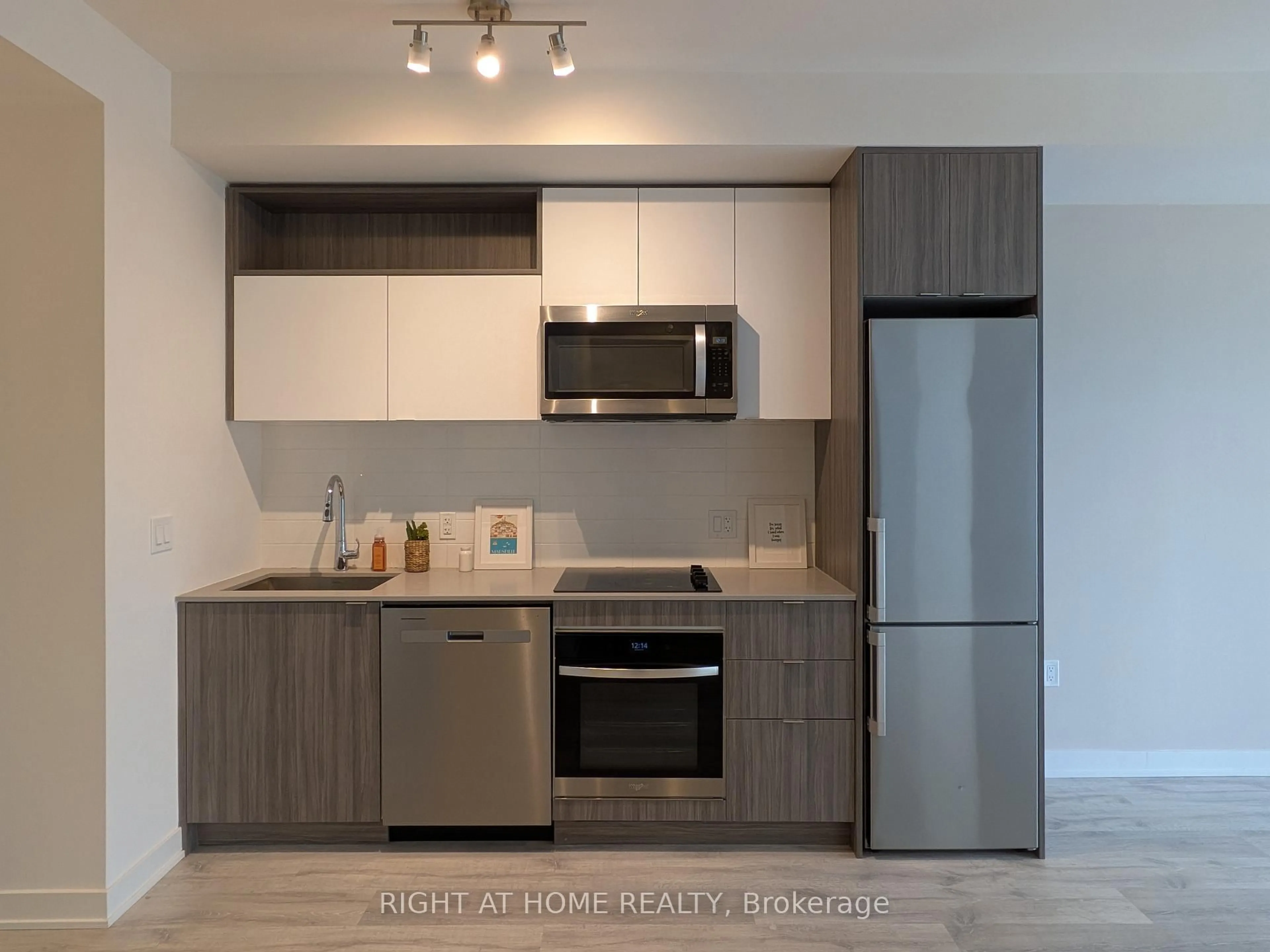 Standard kitchen, wood/laminate floor for 70 Princess St #2715, Toronto Ontario M5A 0X6