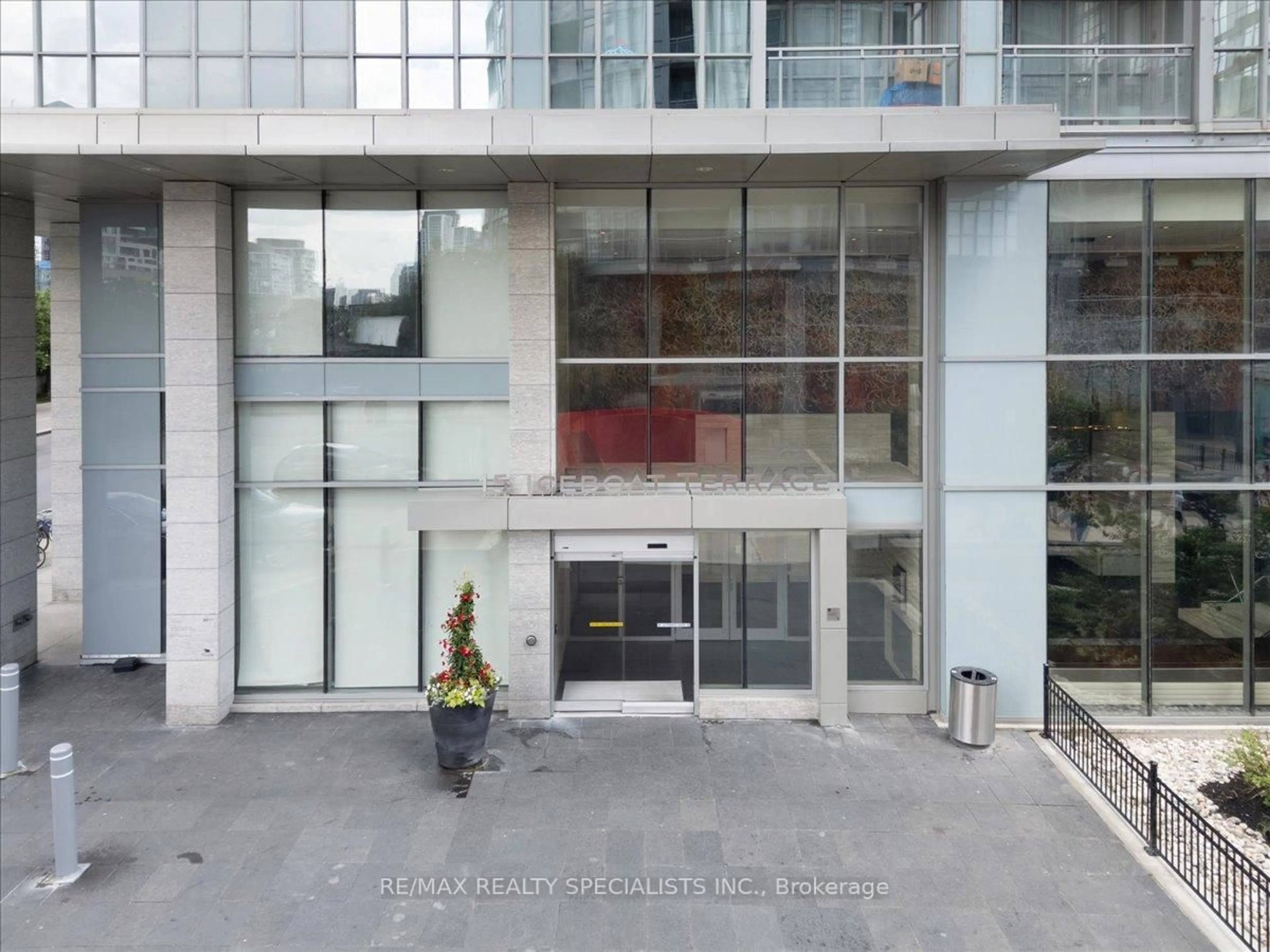 Indoor foyer for 15 Iceboat Terr #PH06, Toronto Ontario M5V 4A5