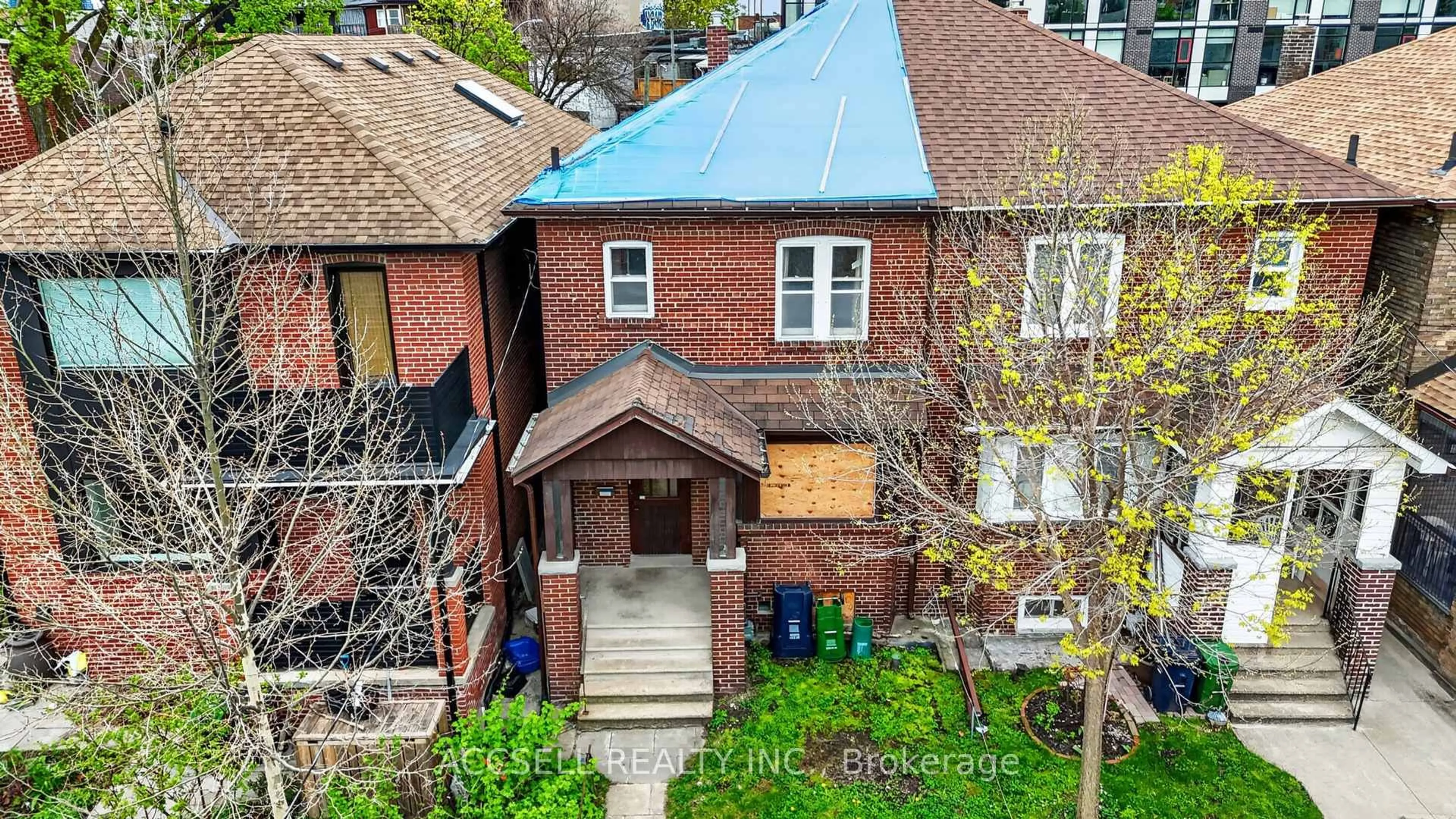 A pic from outside/outdoor area/front of a property/back of a property/a pic from drone, city buildings view from balcony for 23 Fisher St, Toronto Ontario M6K 1V7