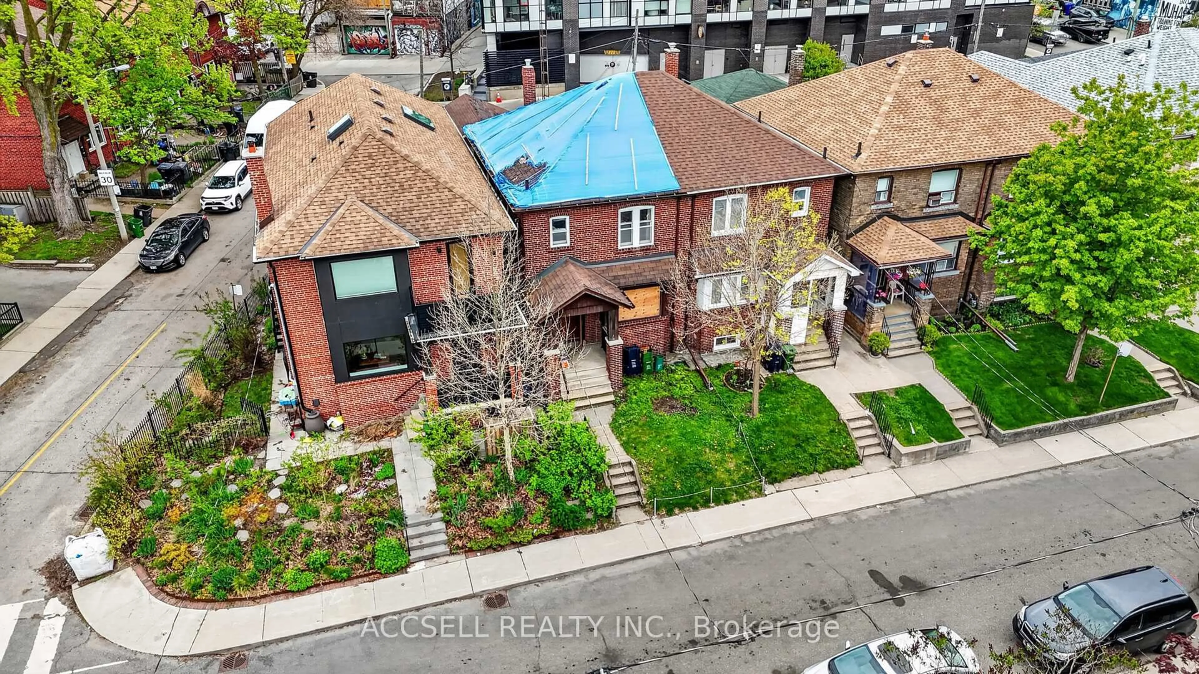 A pic from outside/outdoor area/front of a property/back of a property/a pic from drone, street for 23 Fisher St, Toronto Ontario M6K 1V7