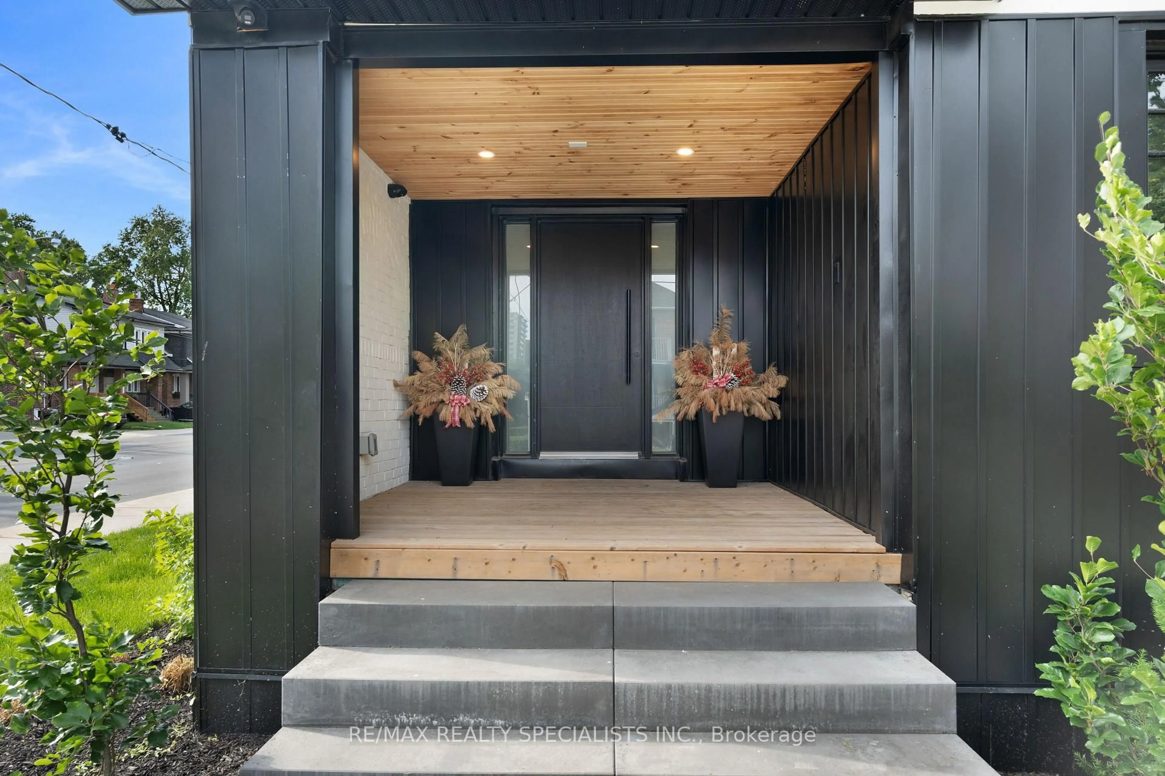 Indoor entryway for 997 Mount Pleasant Rd, Toronto Ontario M4P 2L9