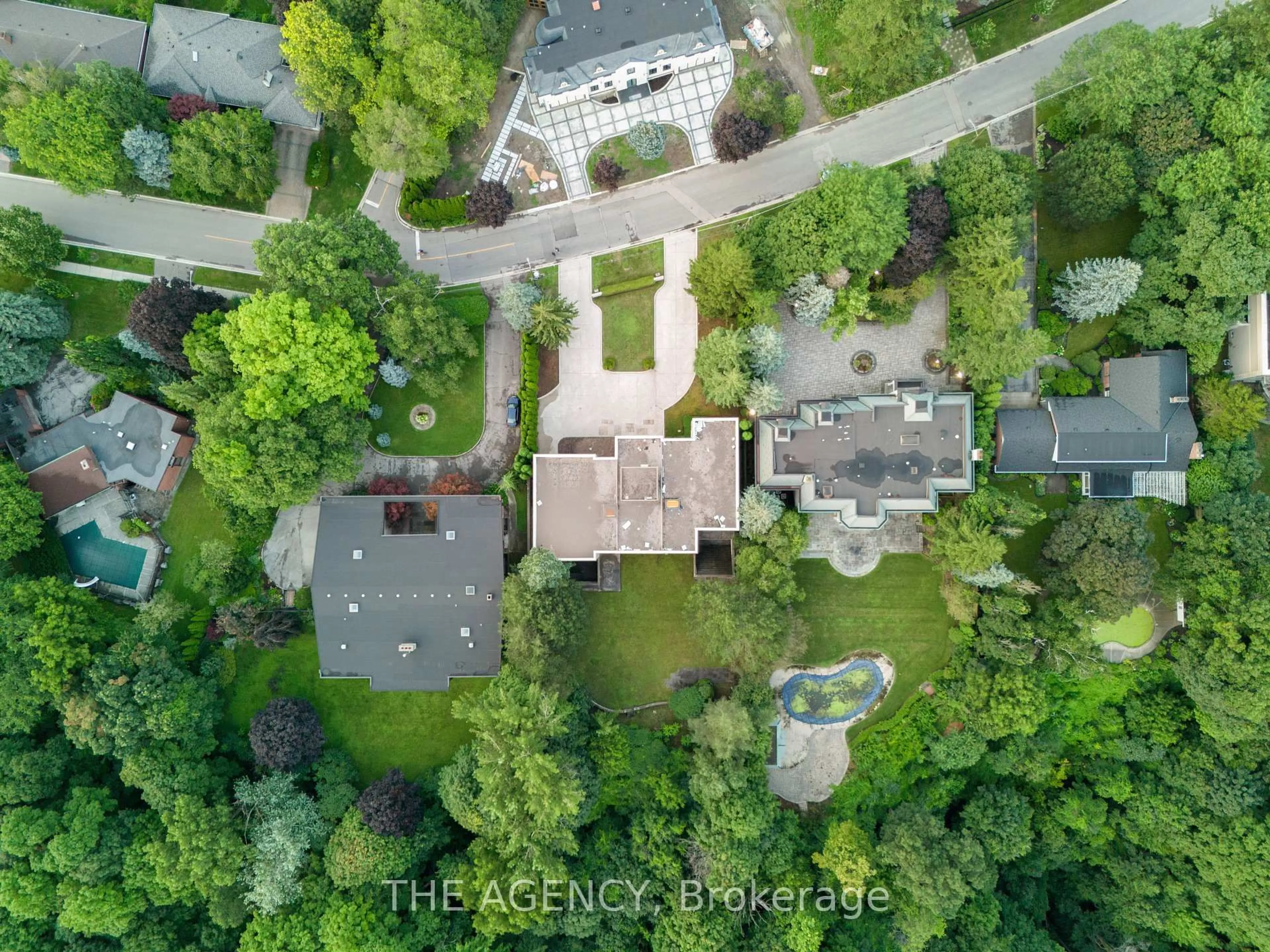 A pic from outside/outdoor area/front of a property/back of a property/a pic from drone, unknown for 23 Bayview Rdge, Toronto Ontario M2L 1E3