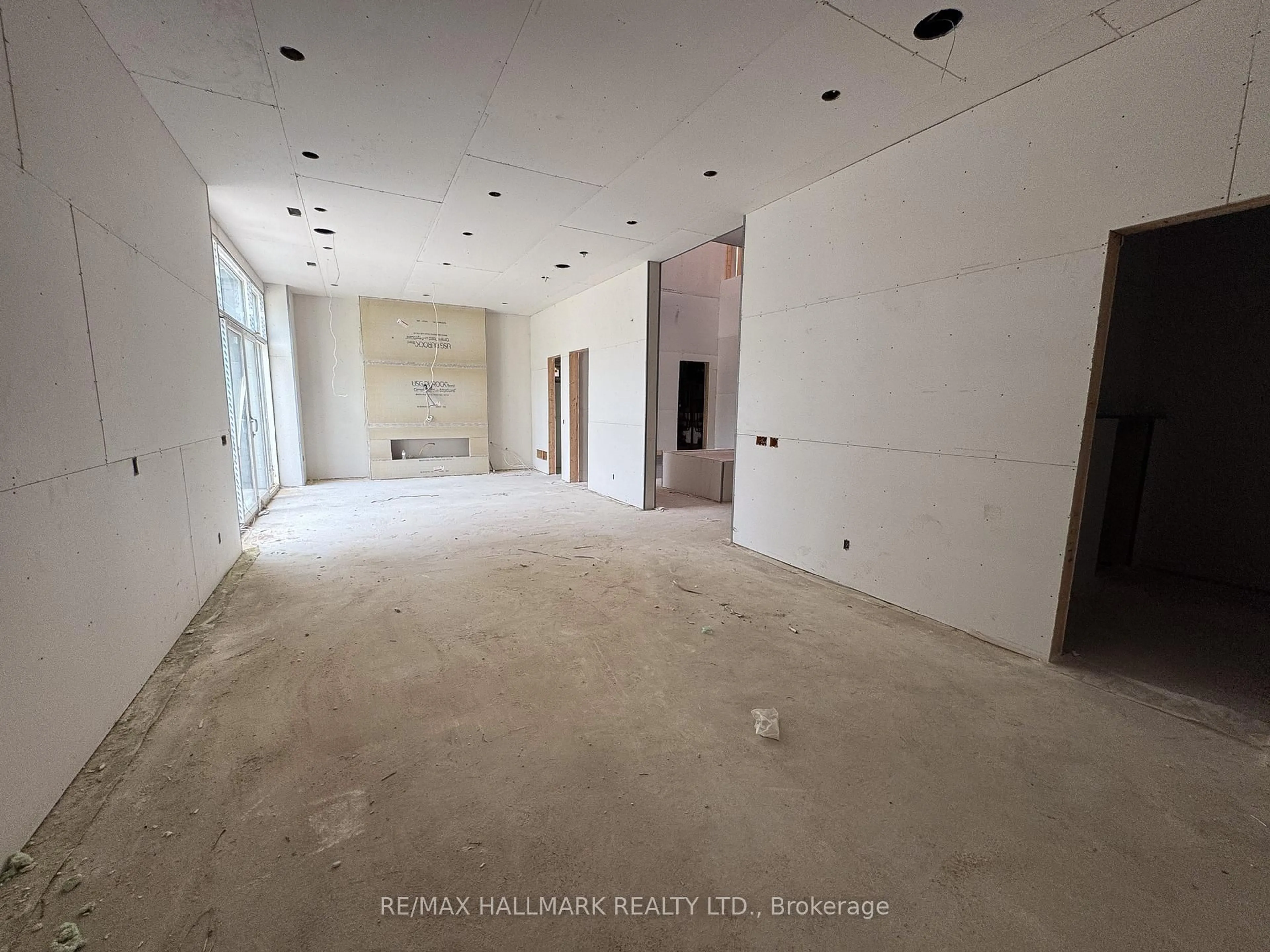 Indoor foyer for 23 Morewood Cres, Toronto Ontario M2K 1L8