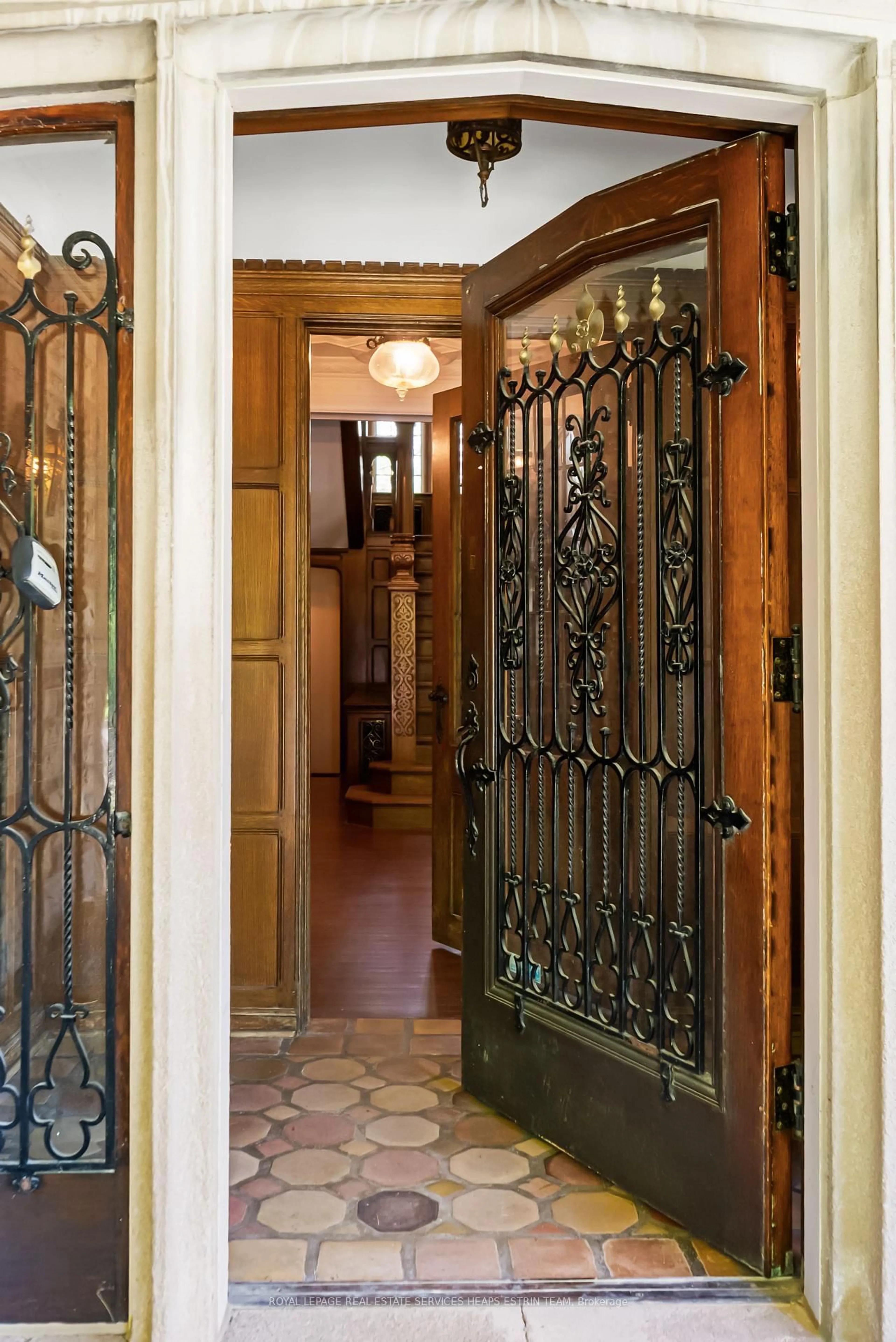 Indoor entryway for 208 Roxborough Dr, Toronto Ontario M4W 1X8