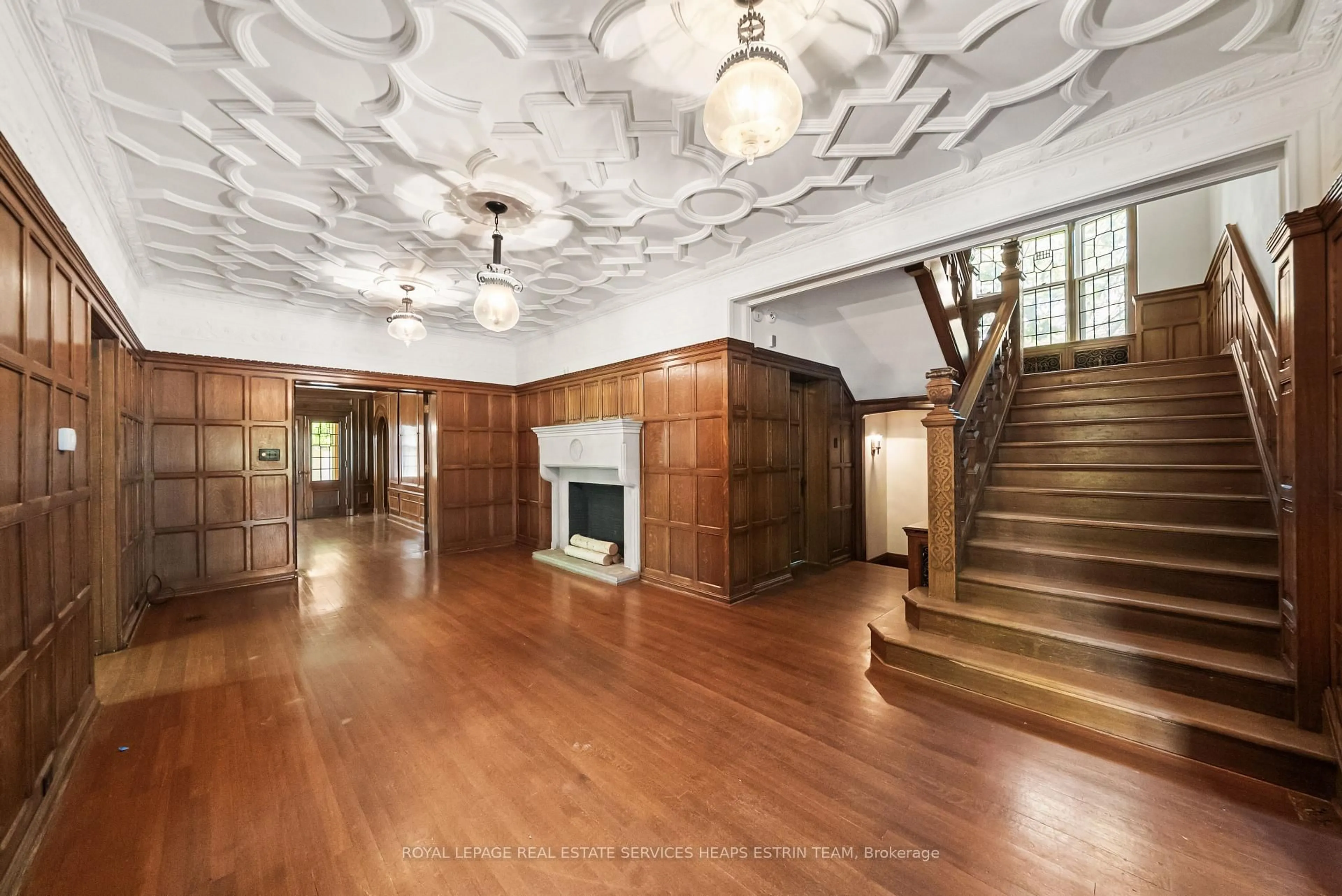 Indoor foyer for 208 Roxborough Dr, Toronto Ontario M4W 1X8