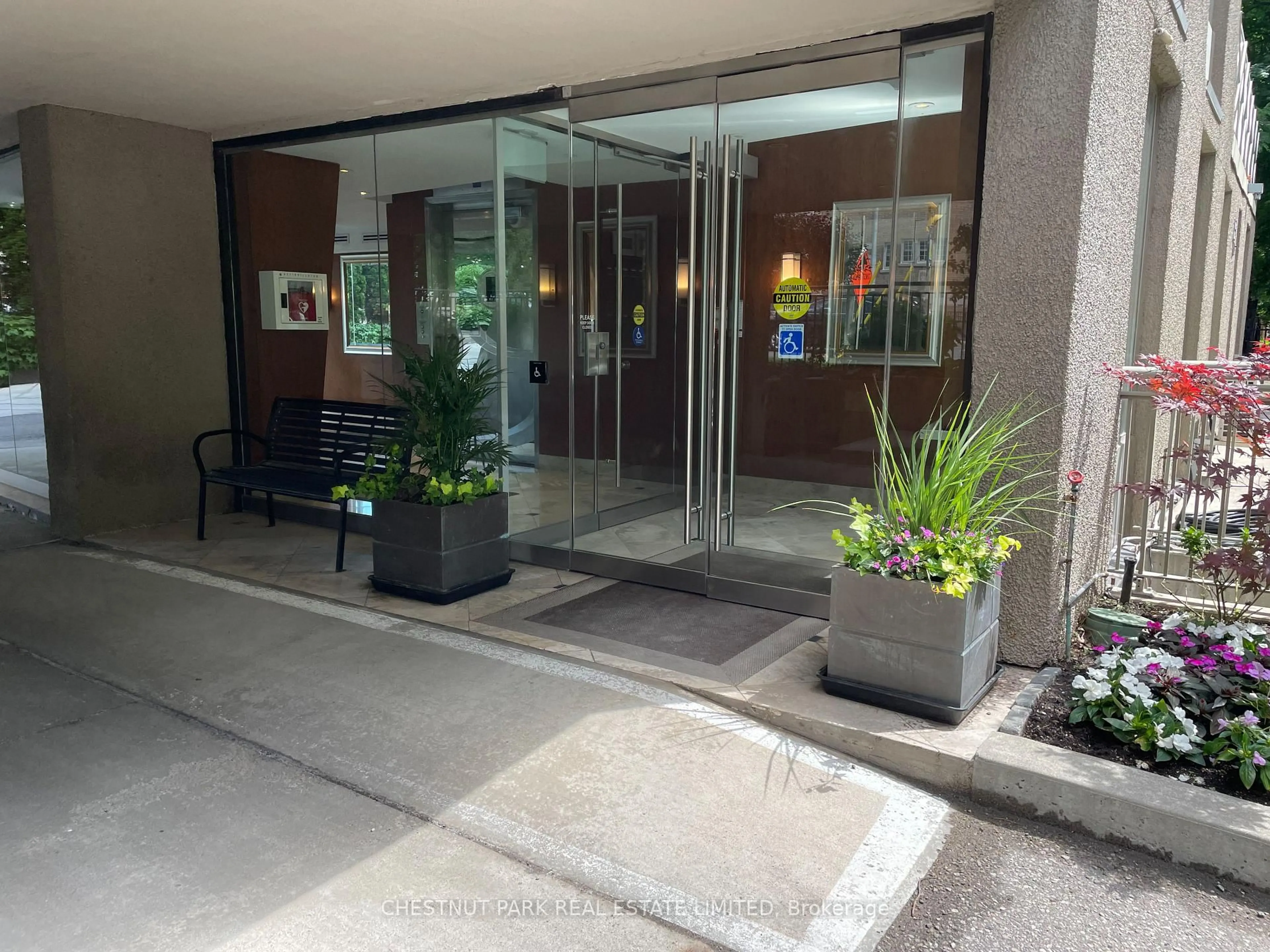 Indoor foyer for 423 Avenue Rd #8, Toronto Ontario M4V 2H7