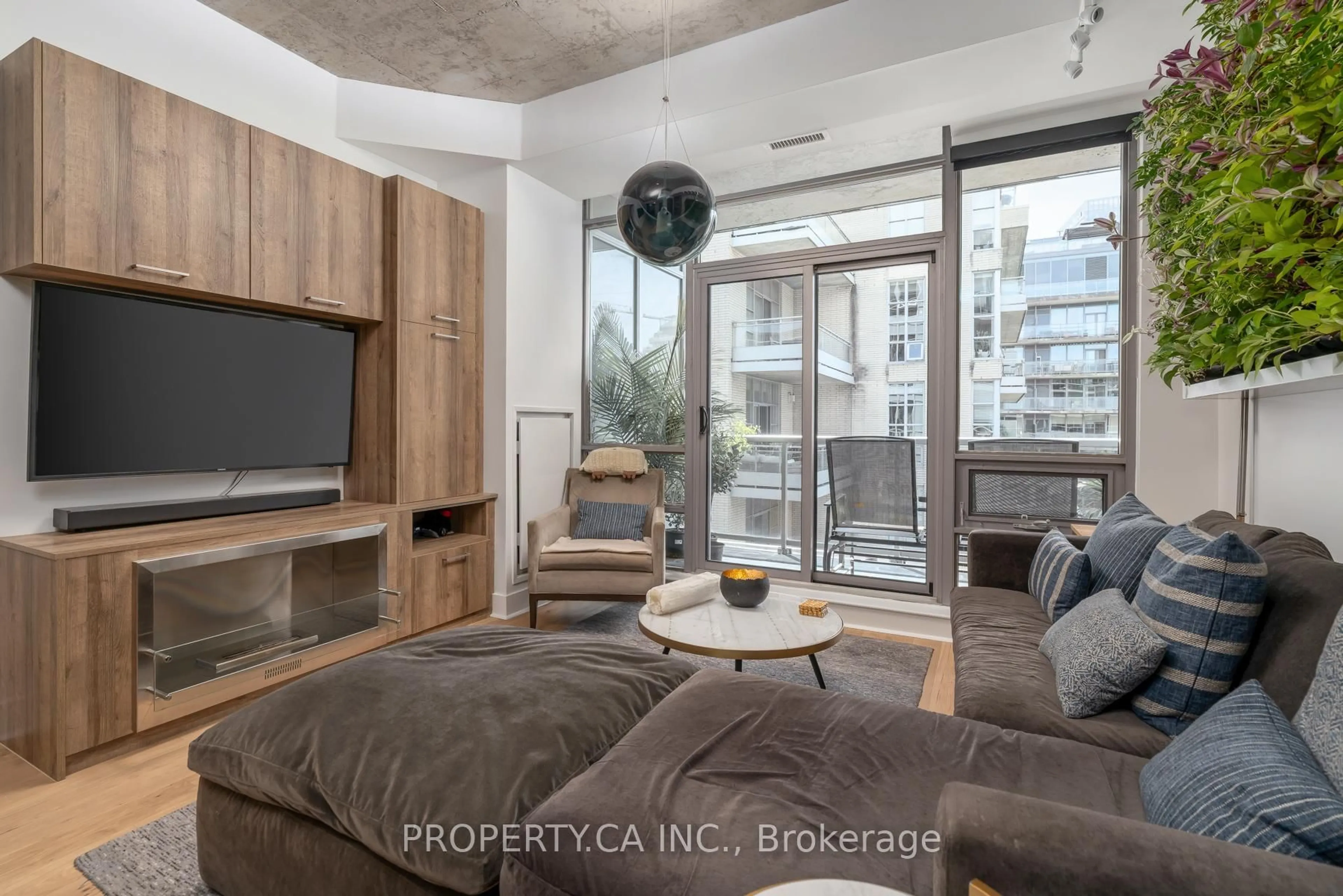 Living room with furniture, unknown for 399 Adelaide St #805, Toronto Ontario M5V 1S4