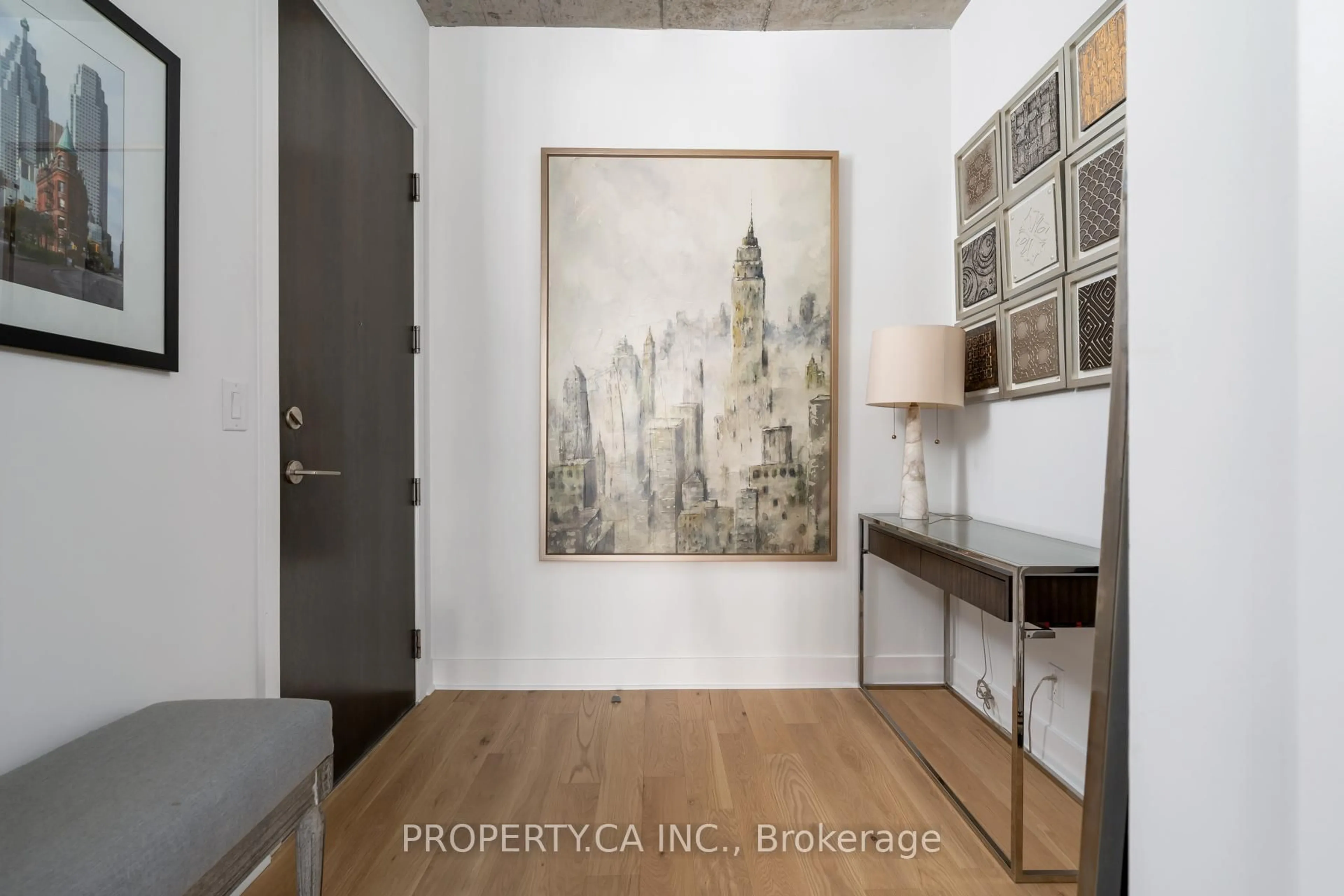Indoor entryway for 399 Adelaide St #805, Toronto Ontario M5V 1S4