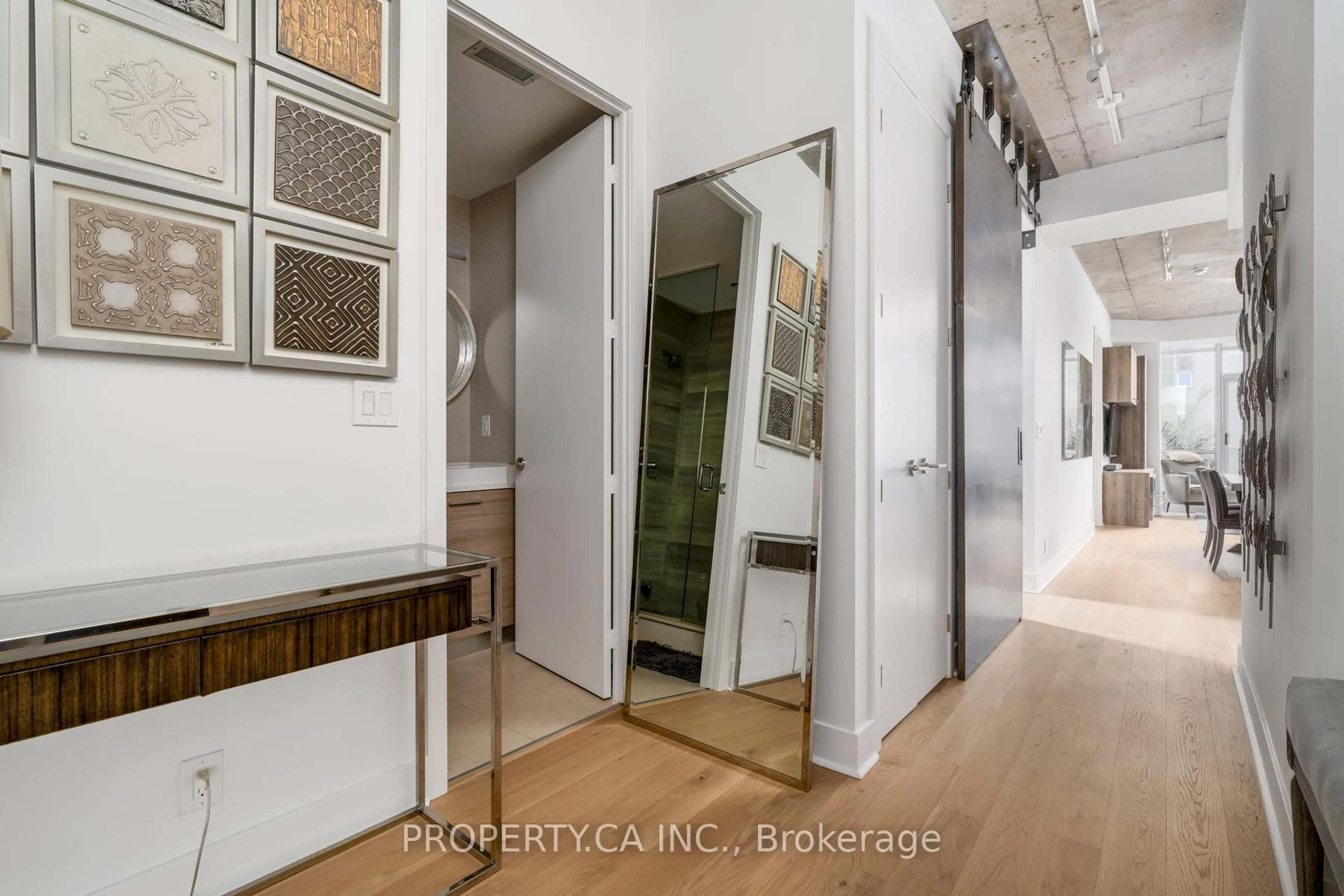 Indoor entryway for 399 Adelaide St #805, Toronto Ontario M5V 1S4