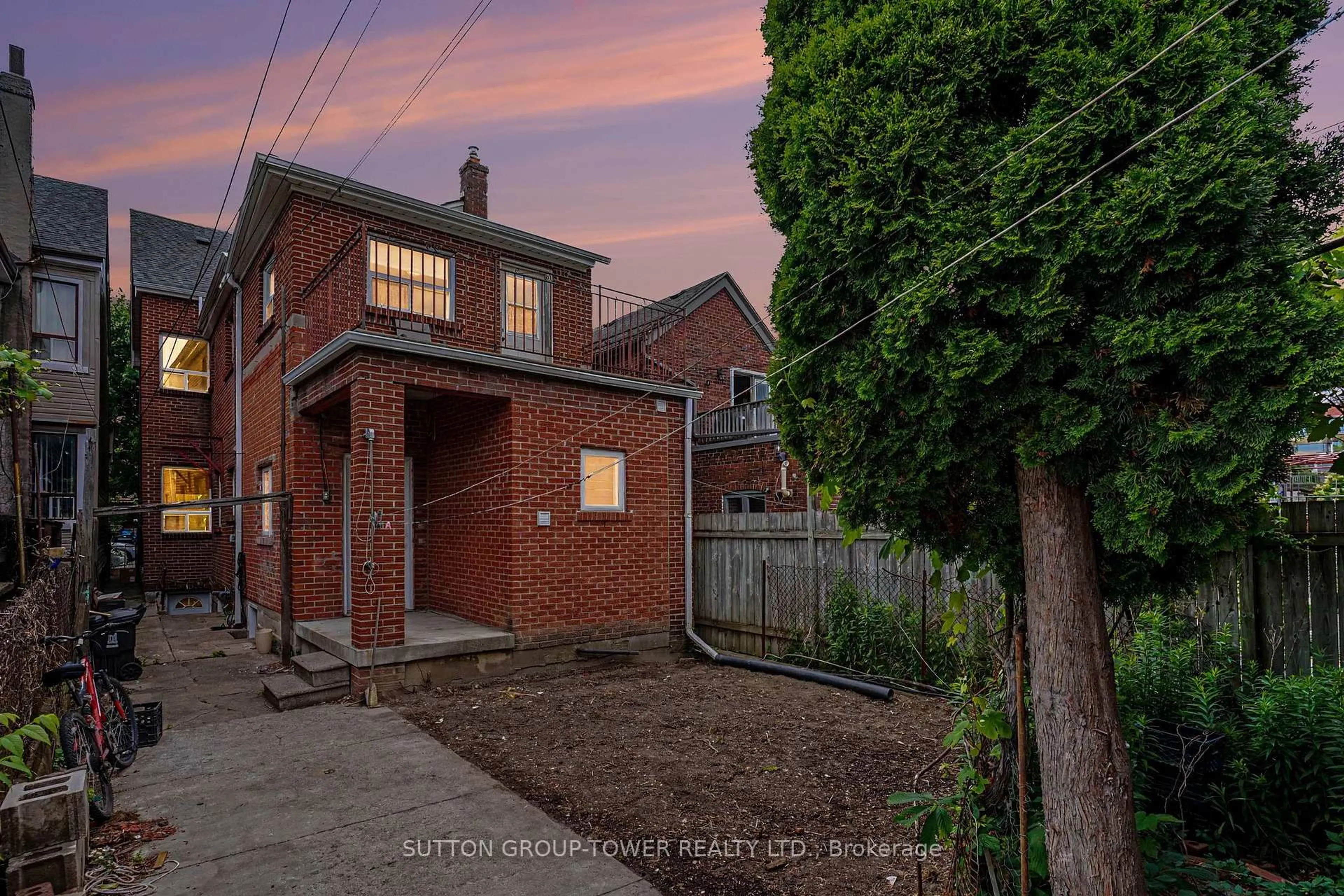 A pic from outside/outdoor area/front of a property/back of a property/a pic from drone, street for 329 Euclid Ave, Toronto Ontario M6J 2K1