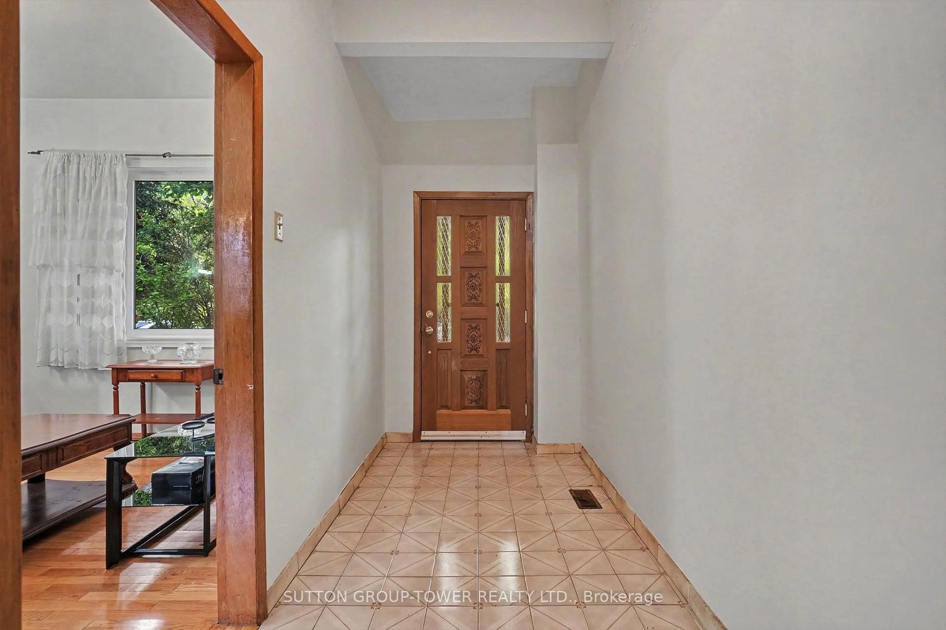 Indoor foyer for 329 Euclid Ave, Toronto Ontario M6J 2K1