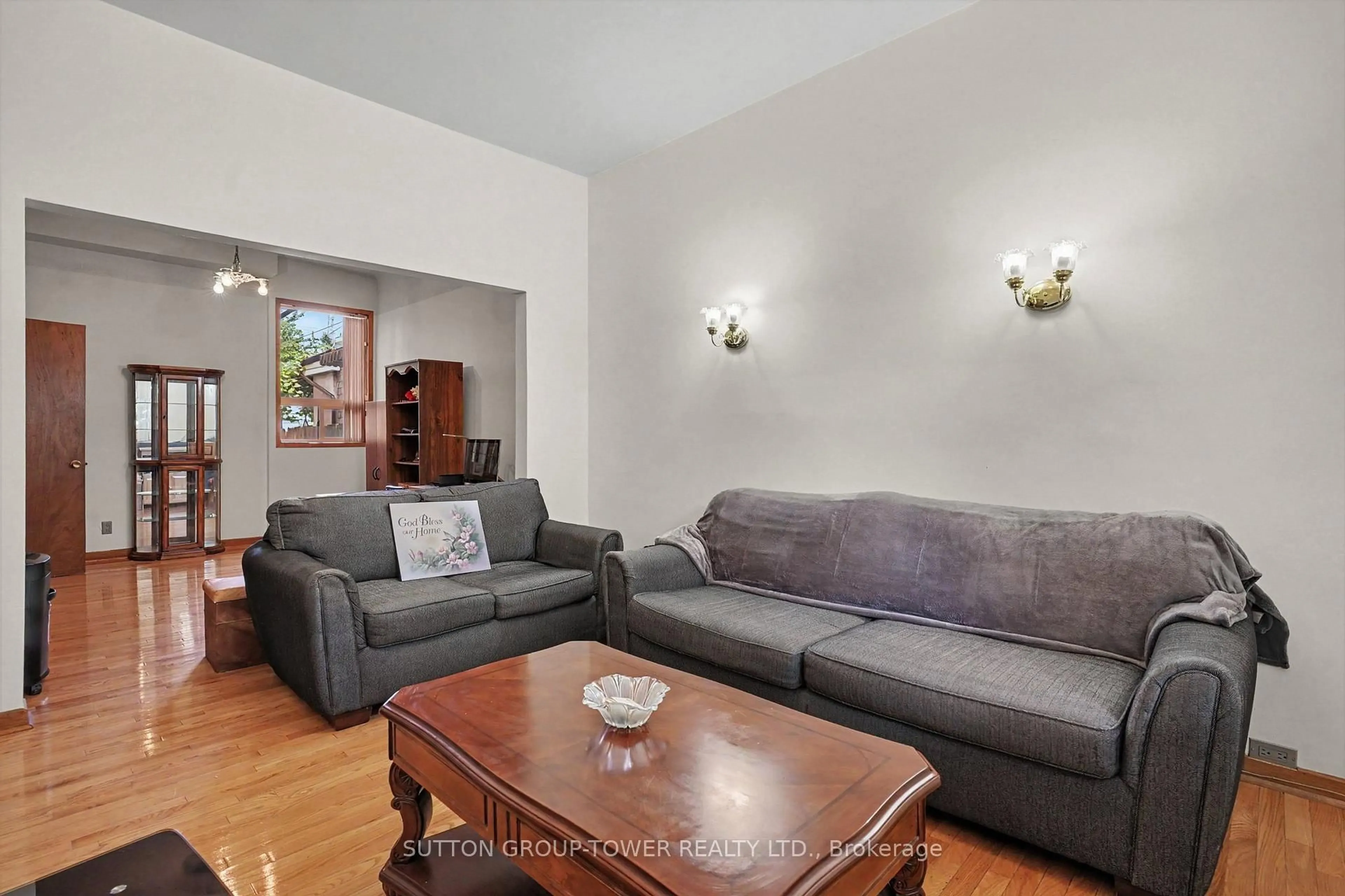 Living room with furniture, unknown for 329 Euclid Ave, Toronto Ontario M6J 2K1