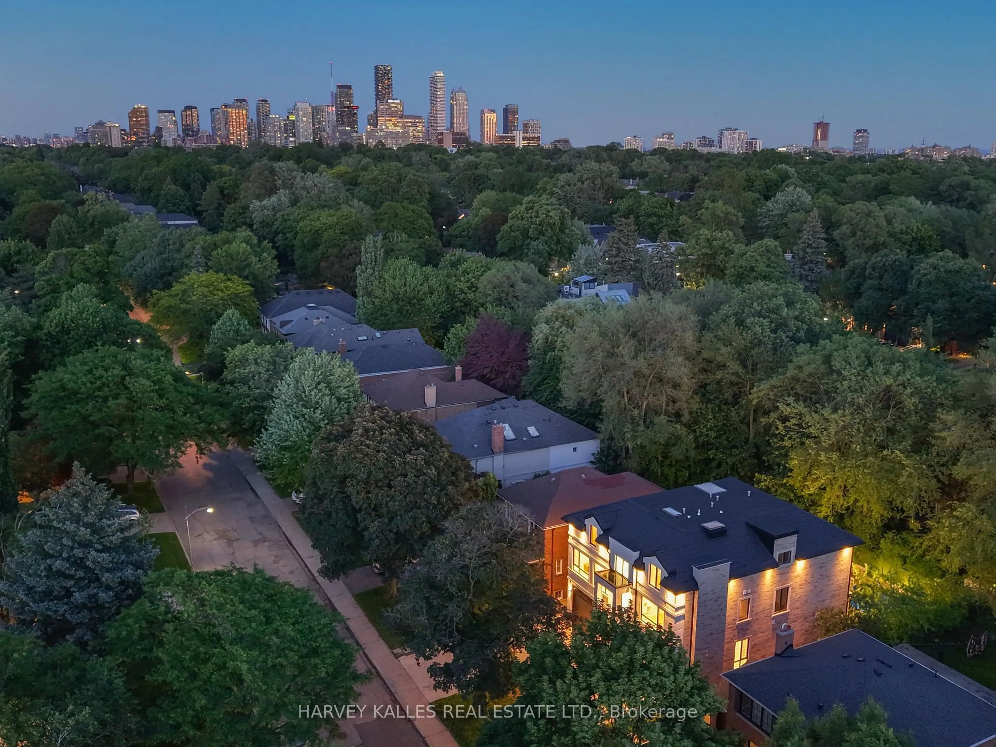 A pic from outside/outdoor area/front of a property/back of a property/a pic from drone, city buildings view from balcony for 615 Briar Hill Ave, Toronto Ontario M5N 1N4