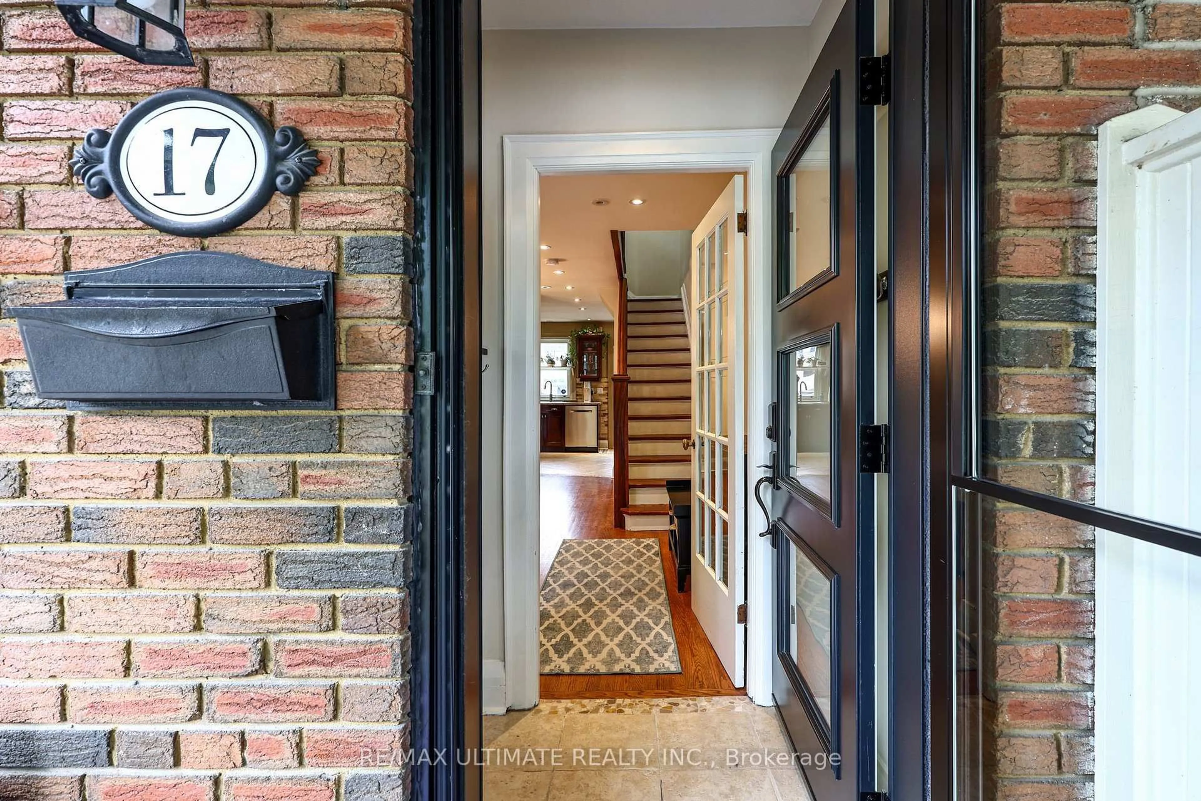 Indoor entryway for 17 Elvina Gdns, Toronto Ontario M4P 1X7