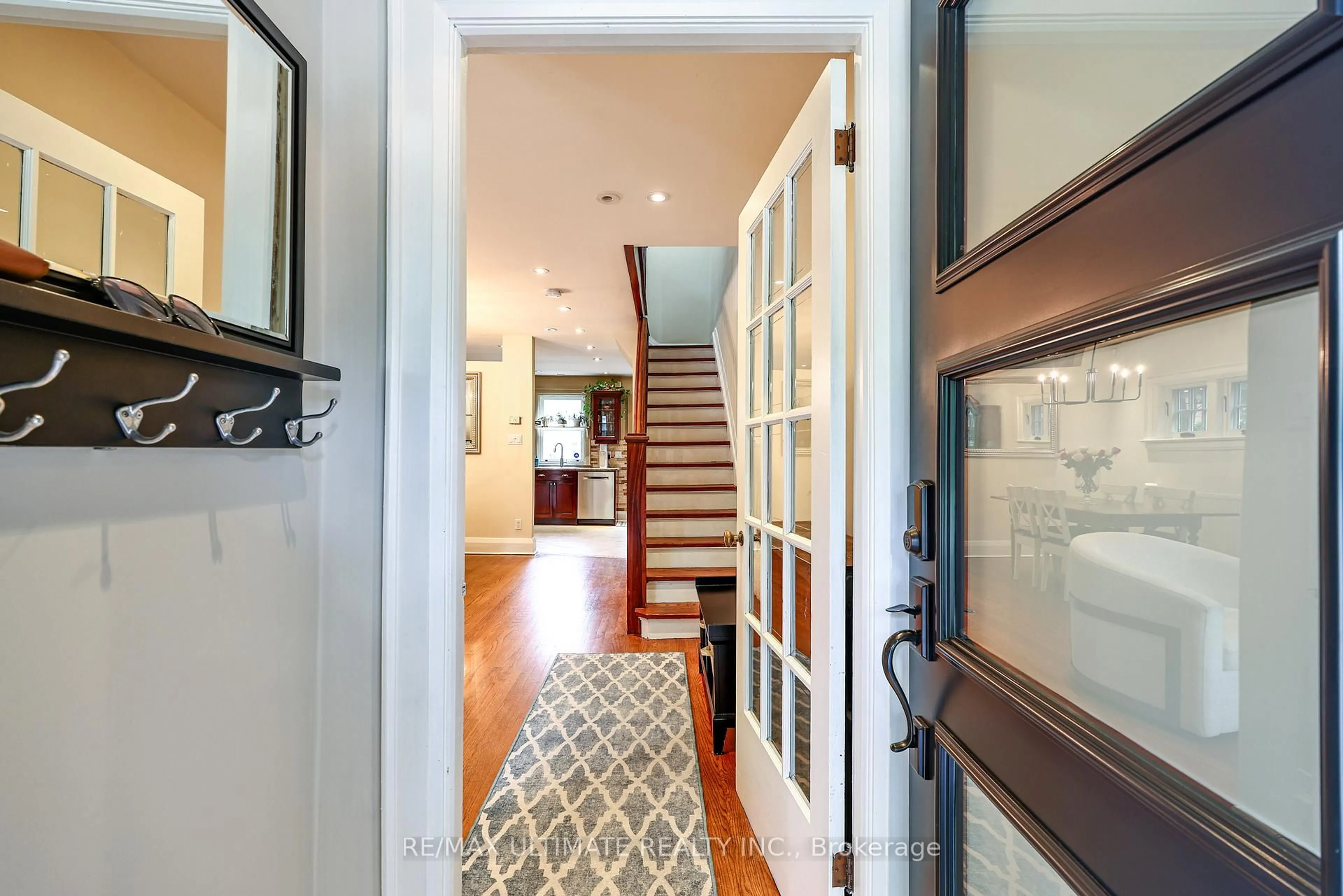 Indoor entryway for 17 Elvina Gdns, Toronto Ontario M4P 1X7