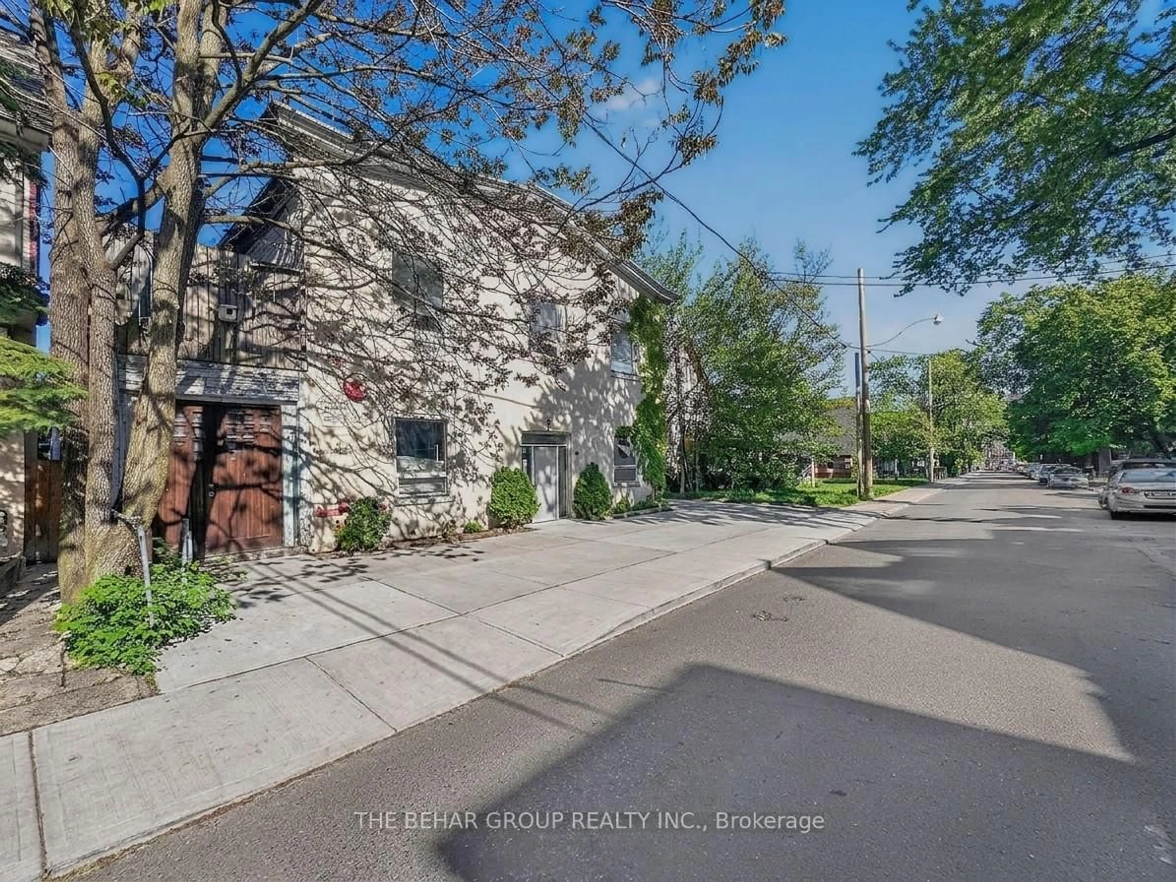 A pic from outside/outdoor area/front of a property/back of a property/a pic from drone, street for 65 Bellwoods Ave, Toronto Ontario M6J 3N4