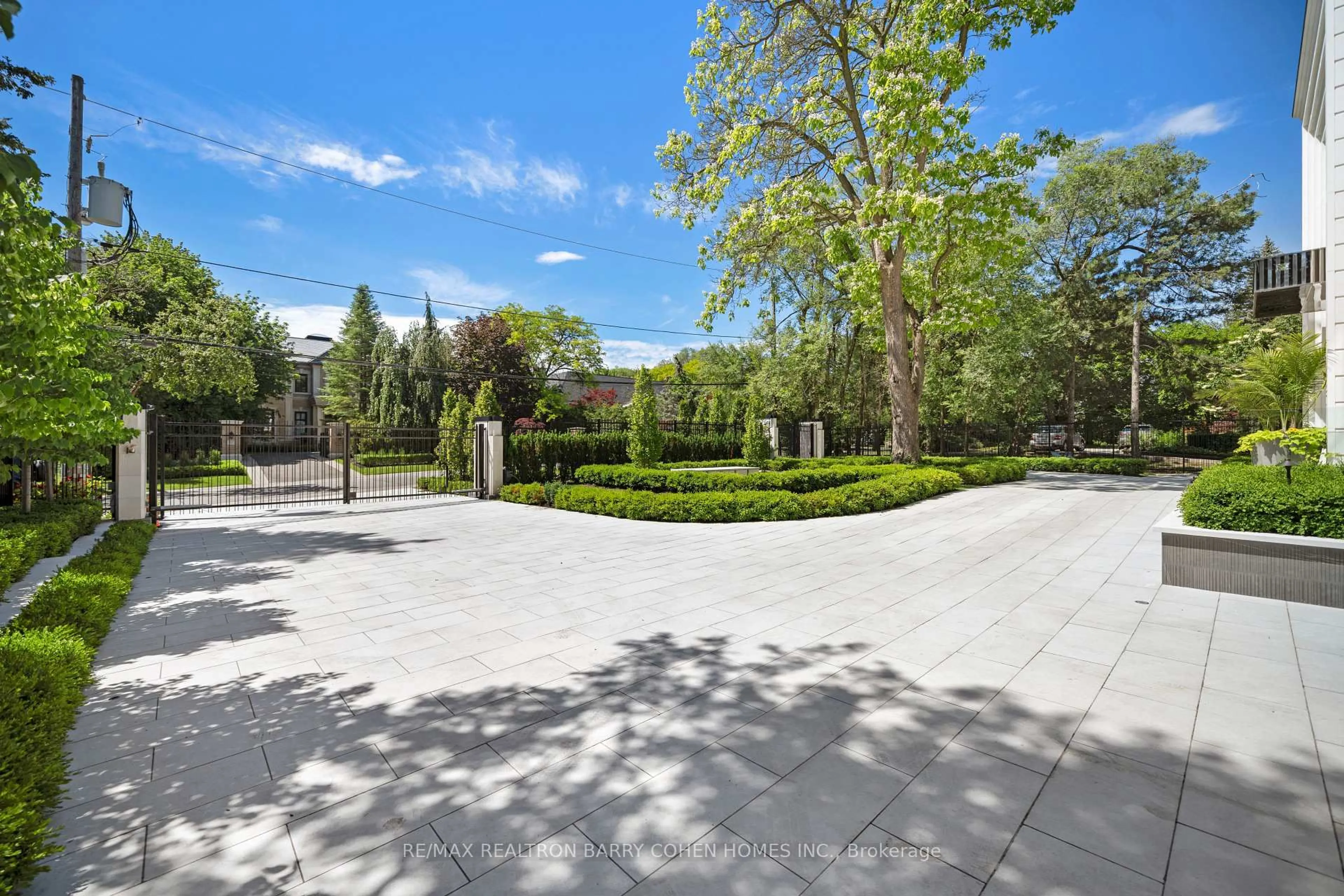 Patio, street for 68 Old Colony Rd, Toronto Ontario M2L 2K1