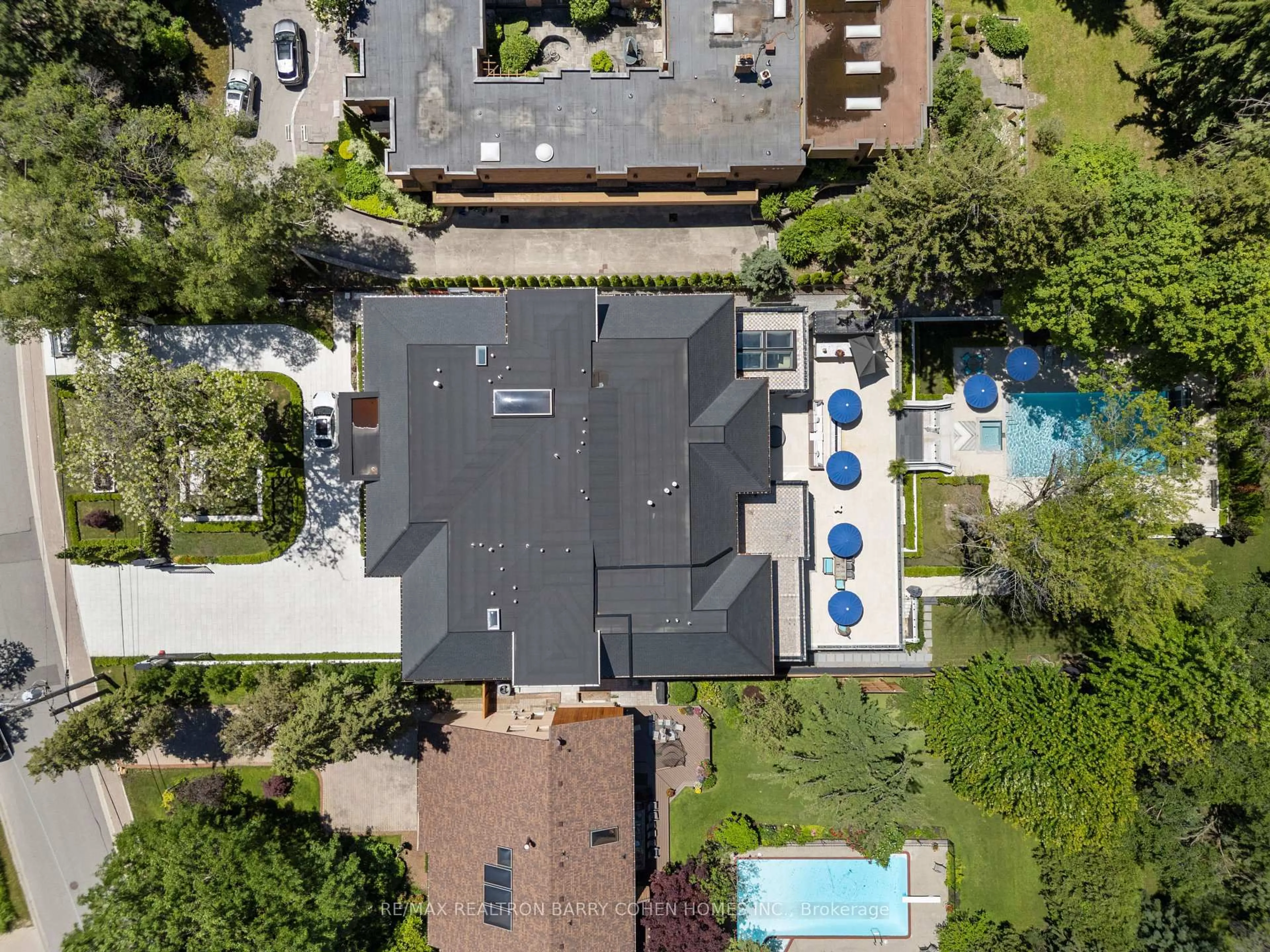 A pic from outside/outdoor area/front of a property/back of a property/a pic from drone, unknown for 68 Old Colony Rd, Toronto Ontario M2L 2K1